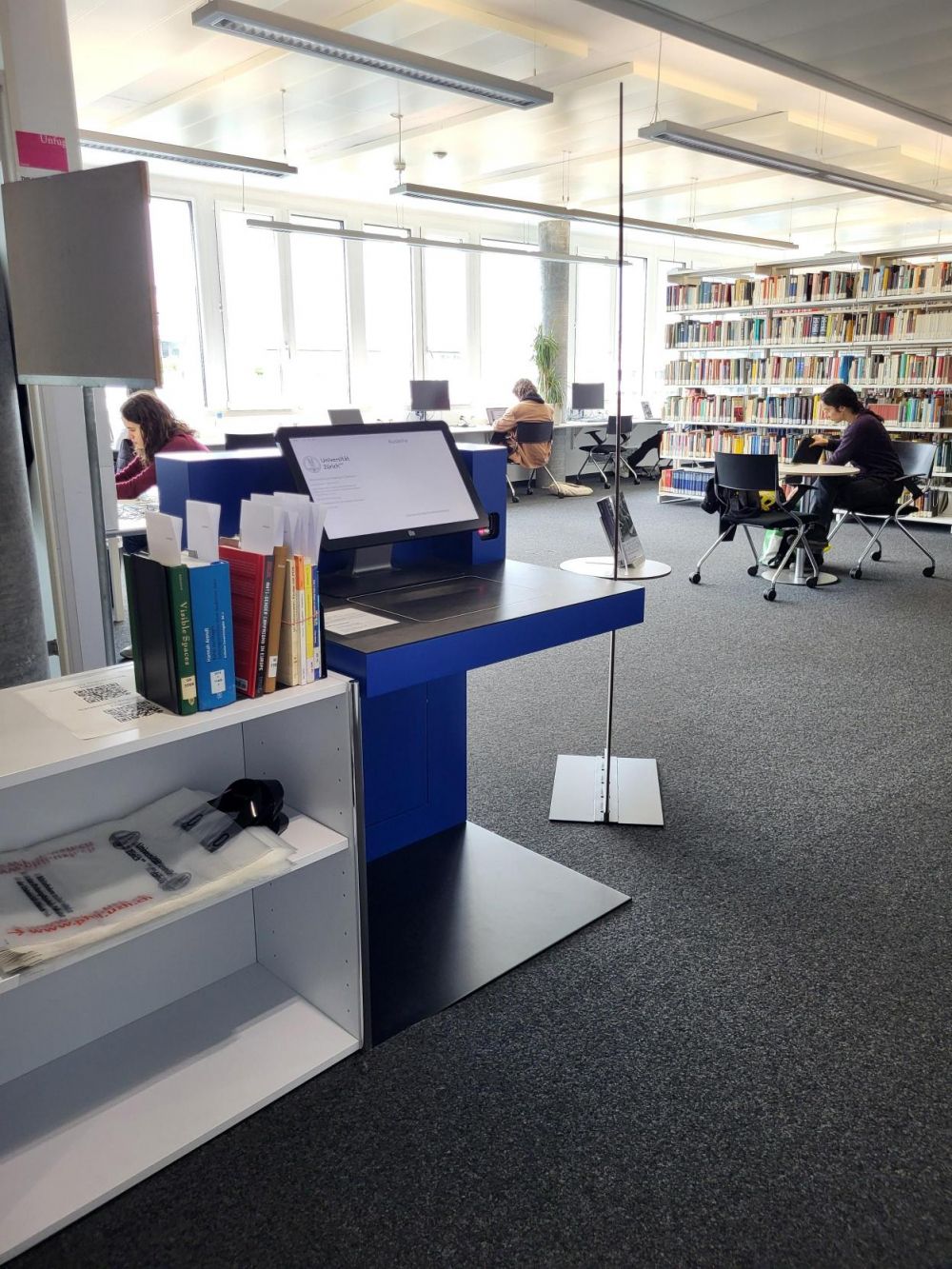 AND-5, Bibliothek: Selbstausleihe (H 80 cm) und Abholregal für reservierte Bücher und vorderer Bereich der Bibliothek.