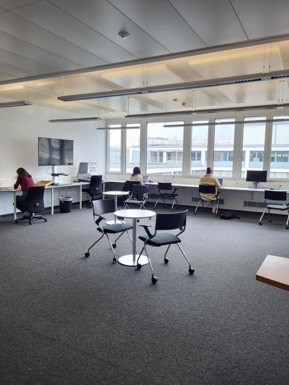 AND-5, Bibliothek: Vorderer Bereich der Bibliothek.