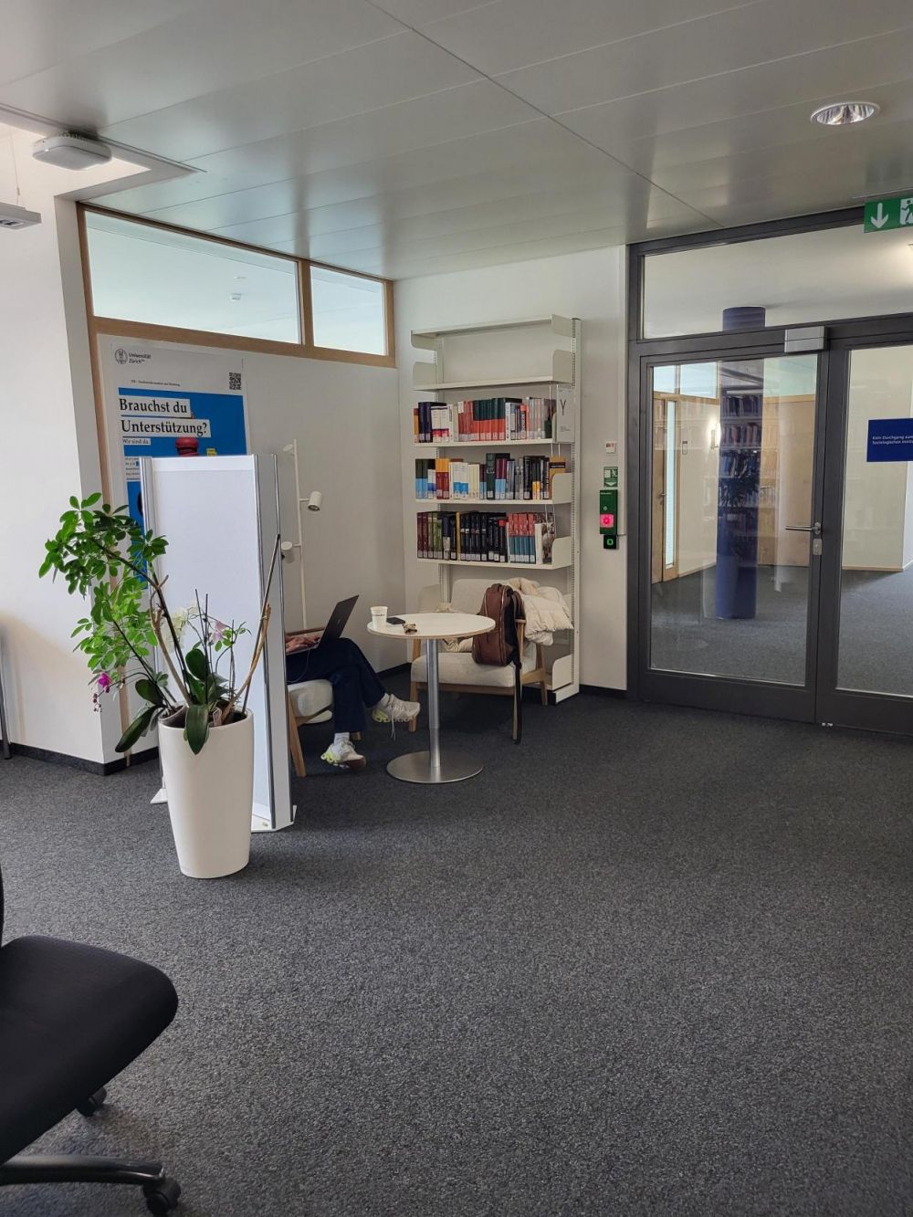 AND-5, Bibliothek: Hinterer Bereich der Bibliothek. Mit dem Rücken zum Eingang.