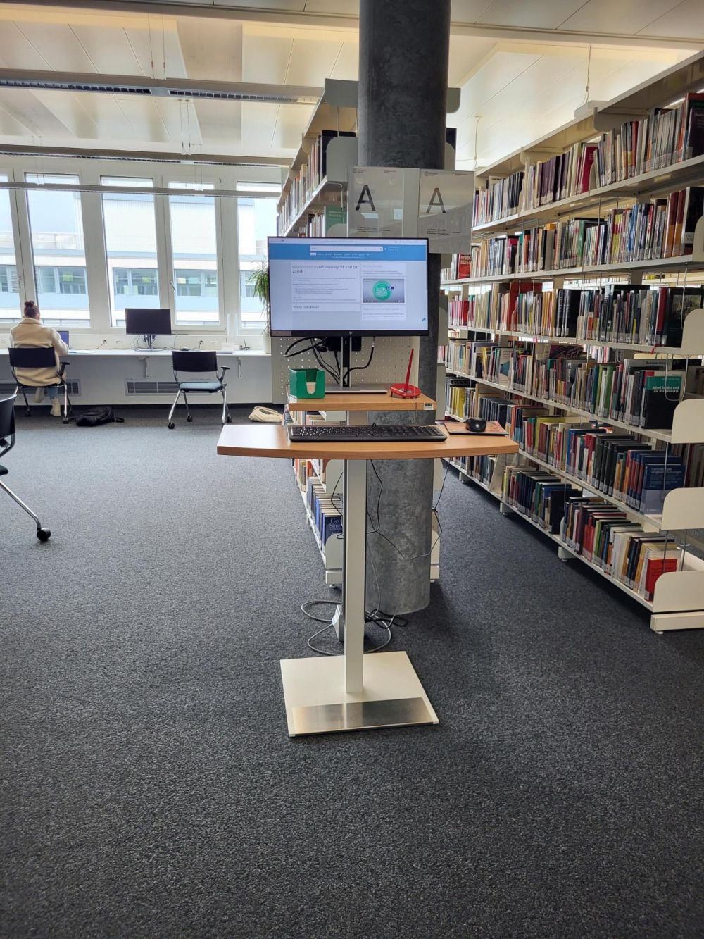 AND-5, Bibliothek: Hohe Recherchestation (Masse siehe oben).