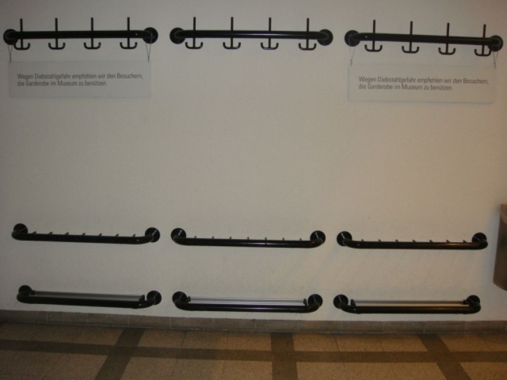 KO2-E, Schliessfächer/Garderobe: Die Wandgarderobe befindet sich auf der rechten und linken Seite des Raumes.