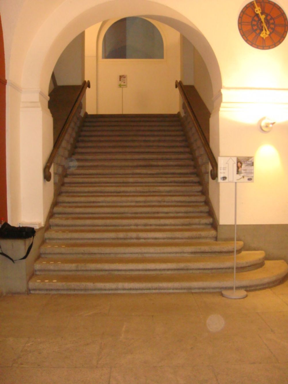 KO2, Stockwerk E: Treppen zum Stockwerk F, Sicht von der Eingangshalle aus, nach dem Passieren der Eingangstüren.