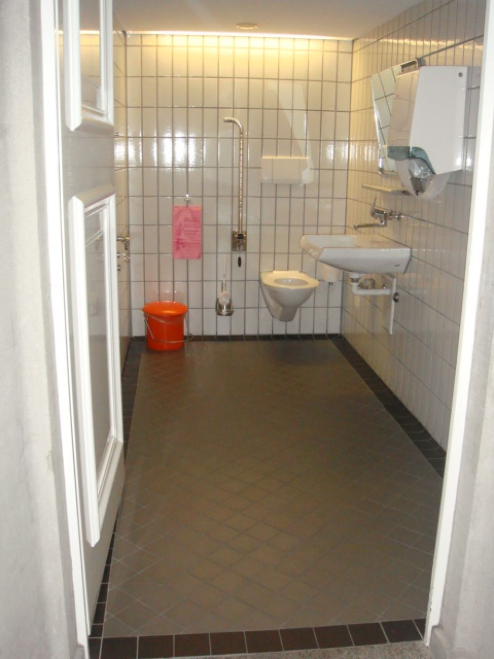 Rollstuhl-WC KO2-E-59: Innenansicht.