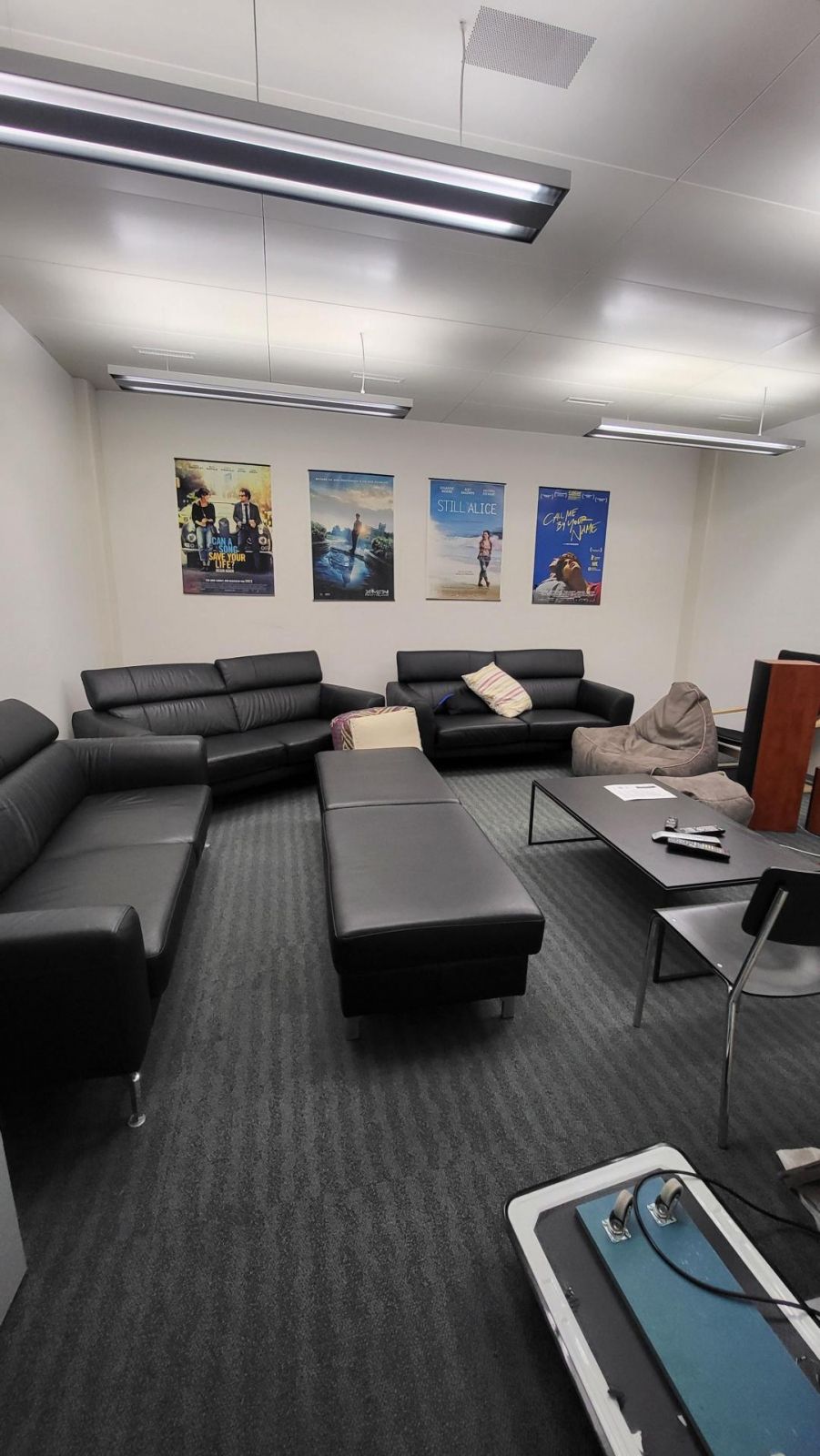 AFL-G, Filmlounge: Blick von der Tür aus.