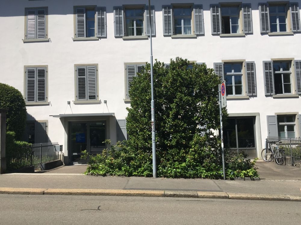 SOG, Stockwerk U: Gebäude SOG von der Seite; Haupteingang zu UZH Shop, Study Information, IT Service Desk.