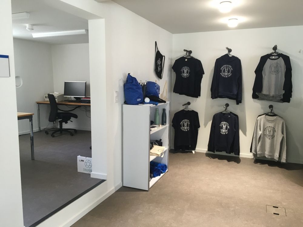 SOG-U, Laden: Mit dem Rücken zur Glastür befindet sich links der UZH Shop und ein kleiner Raum.
links: Raum mit (Fragebogen-) Scanner, Drucker
rechts: Artikel des UZH Shops