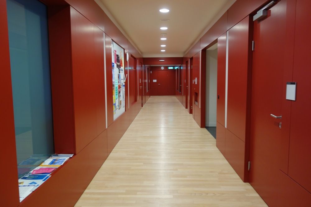 Gebäude SOF: Gang auf Etage E vom Haupteingang her Richtung links. Der Aufbau ist auf jedem Stockwerk ausser J gleich.