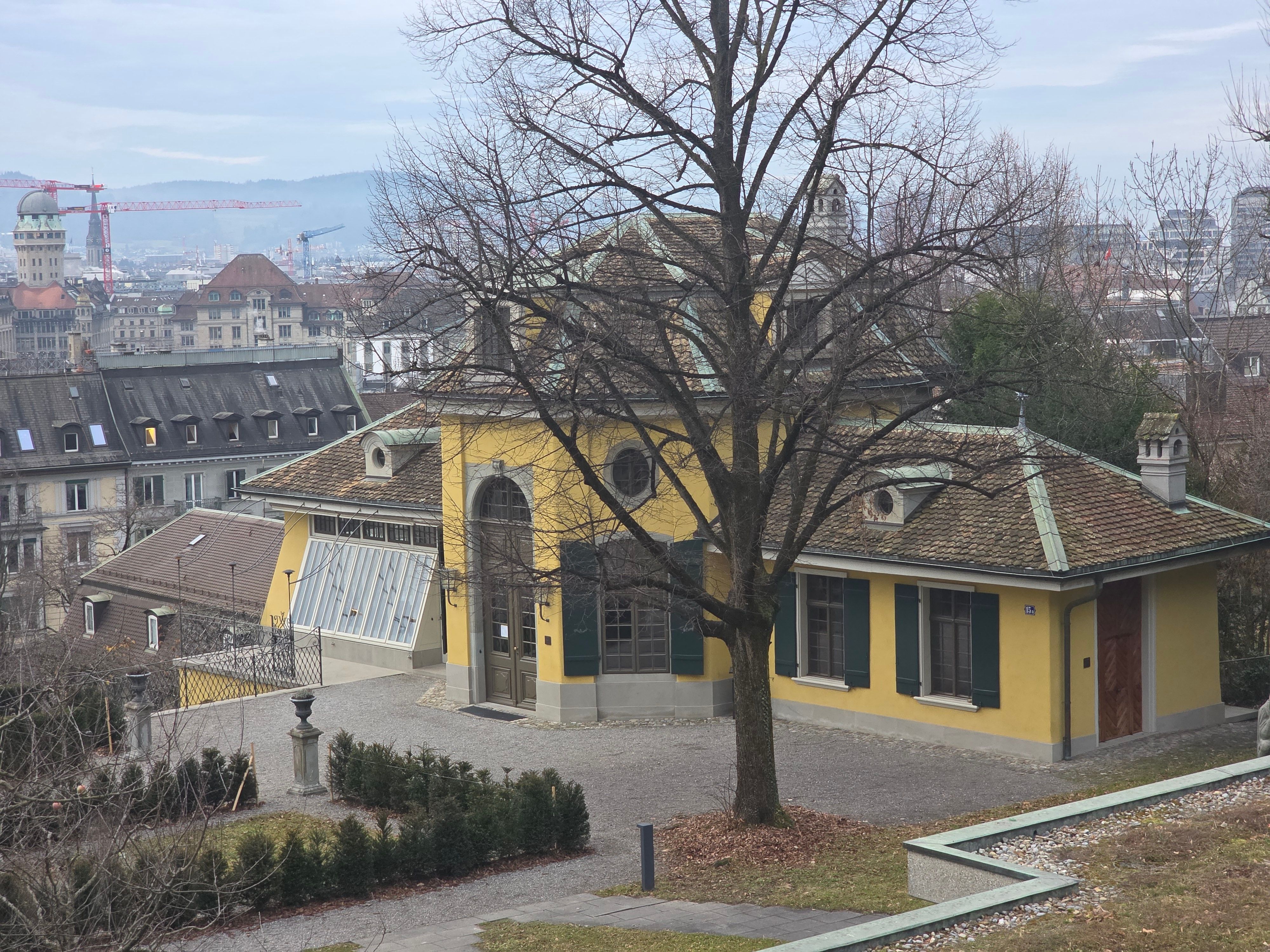 KUM Gebäude: Gebäudeansicht von der Hauptstrasse aus.