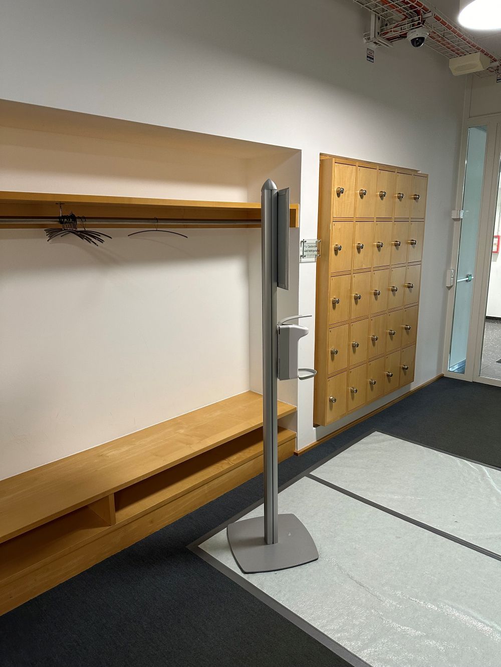 Y15-H, Schliessfächer/Garderobe: Sicht auf die Garderobe (vorne) und SchliessfÃ¤cher (hinten).