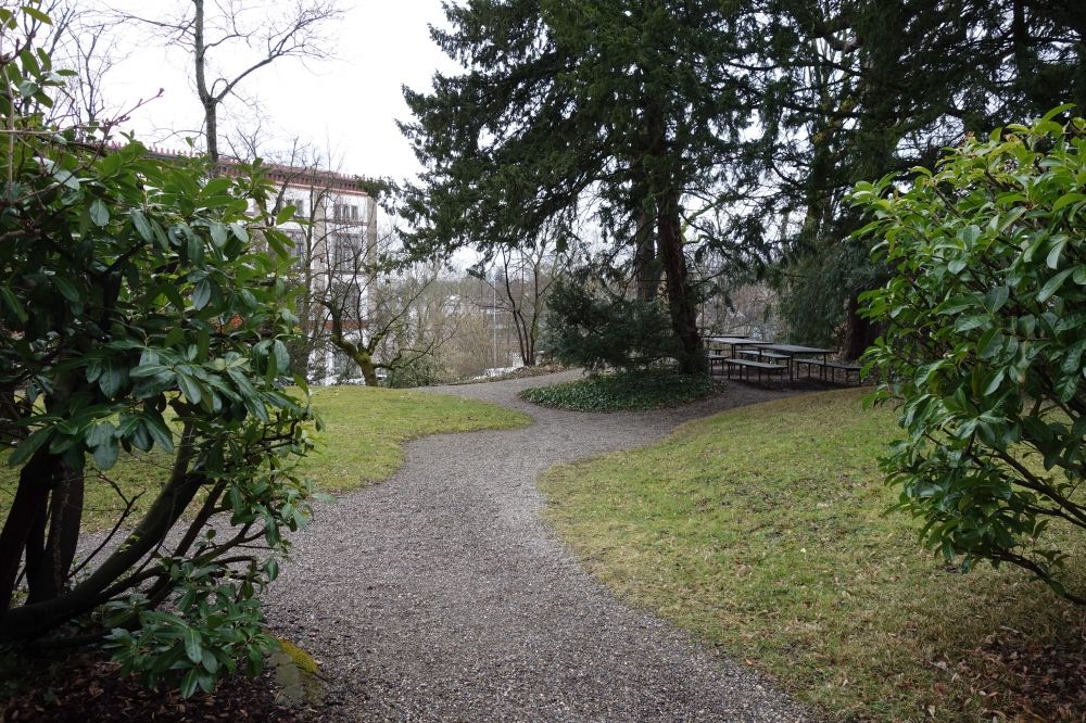 Gebäude SOF: Garten mit Sitzplätzen hinter dem Gebäude.