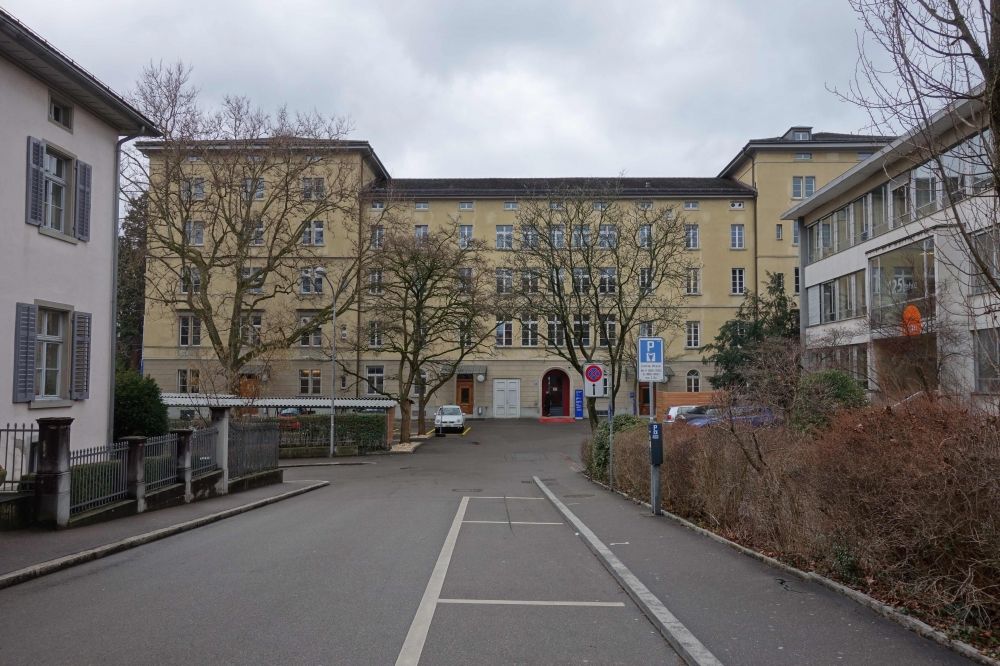Gebäude SOF: Gesamtansicht des Gebäude SOF, vom Hauptgebäude (KOL) her kommend.
