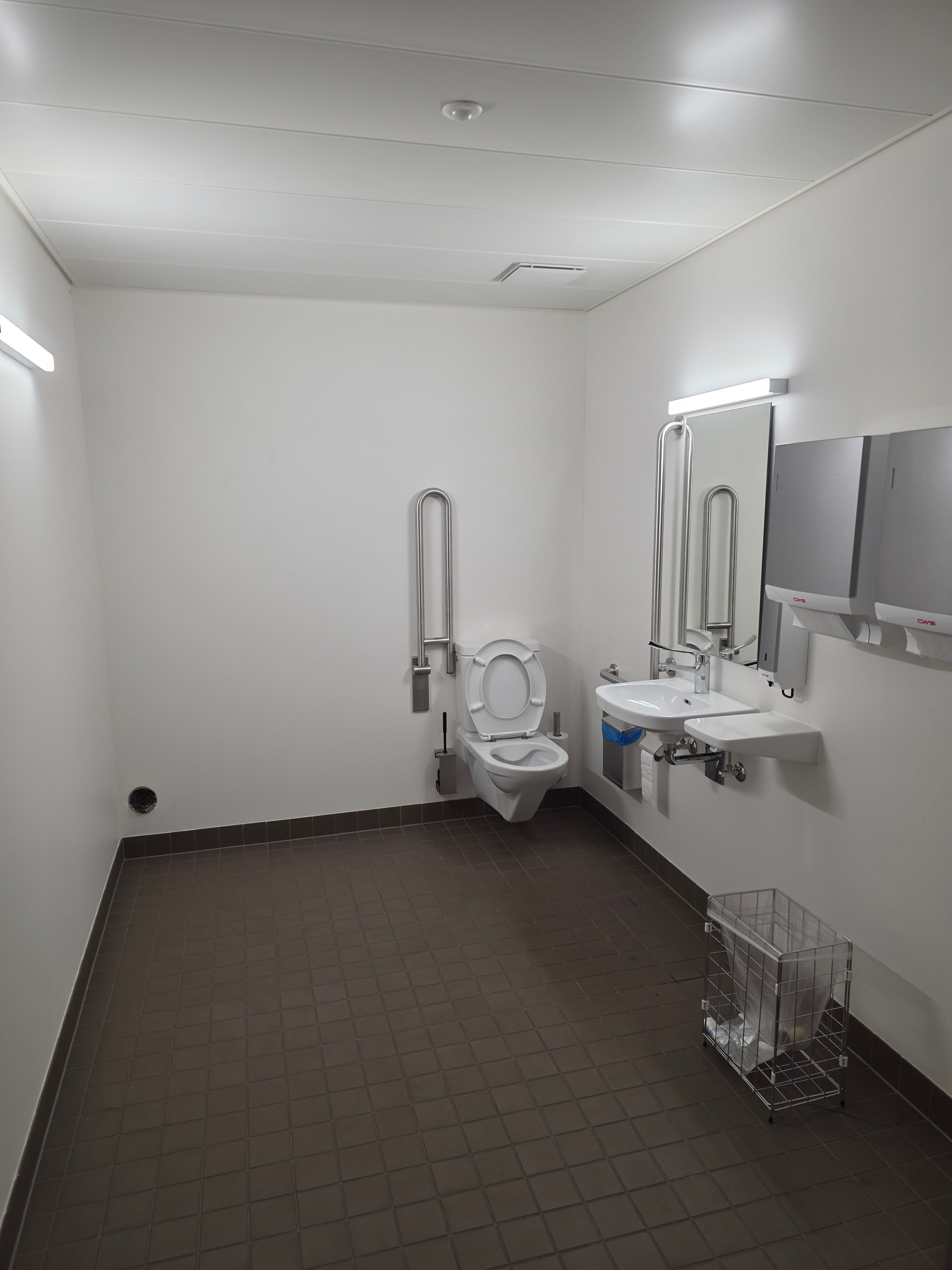 PLG A-011: Gesamtansicht des barrierefreien WCs vom Eingang aus. Das WC ist geräumig.