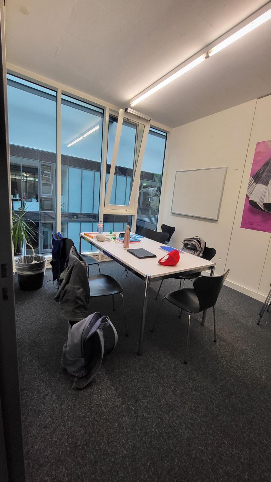 Arbeitsraum für Studierende AND-5-38D: Gruppenraum von der Tür aus.