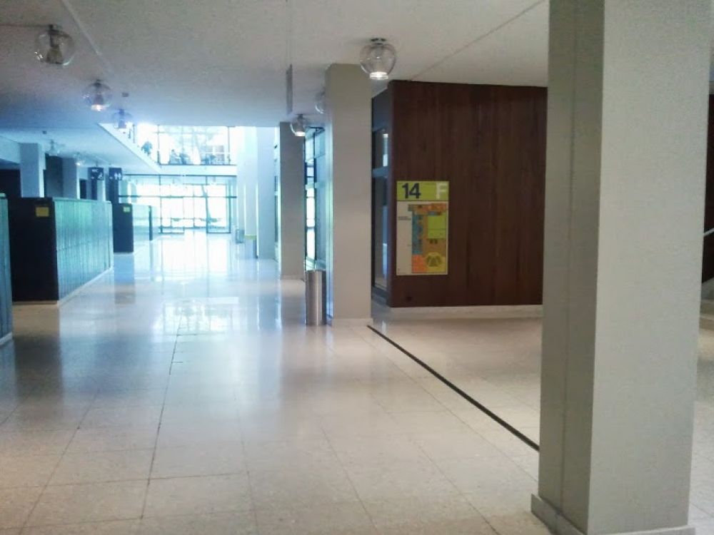Y14-F, Halle: Ebenerdiger Blick von der Halle Y14 aus in Richtung der Räume.