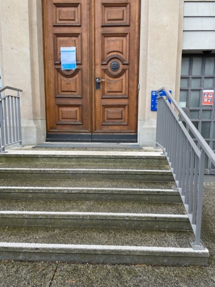 Gebäude SOC: Links: Betriebsdienst Zentrum (für stufenlosen Zugang Lift zum Stockwerk -2 benutzen).
Mitte: Haupteingang (Nach der Tür folgt eine weitere Treppe bis zum Stockwerk E).
Rechts: Alternativer Eingang für stufenlosen Zugang direkt zum Lift.