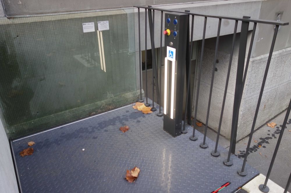 Gebäude RAA: Nahansicht der Hebebühne.