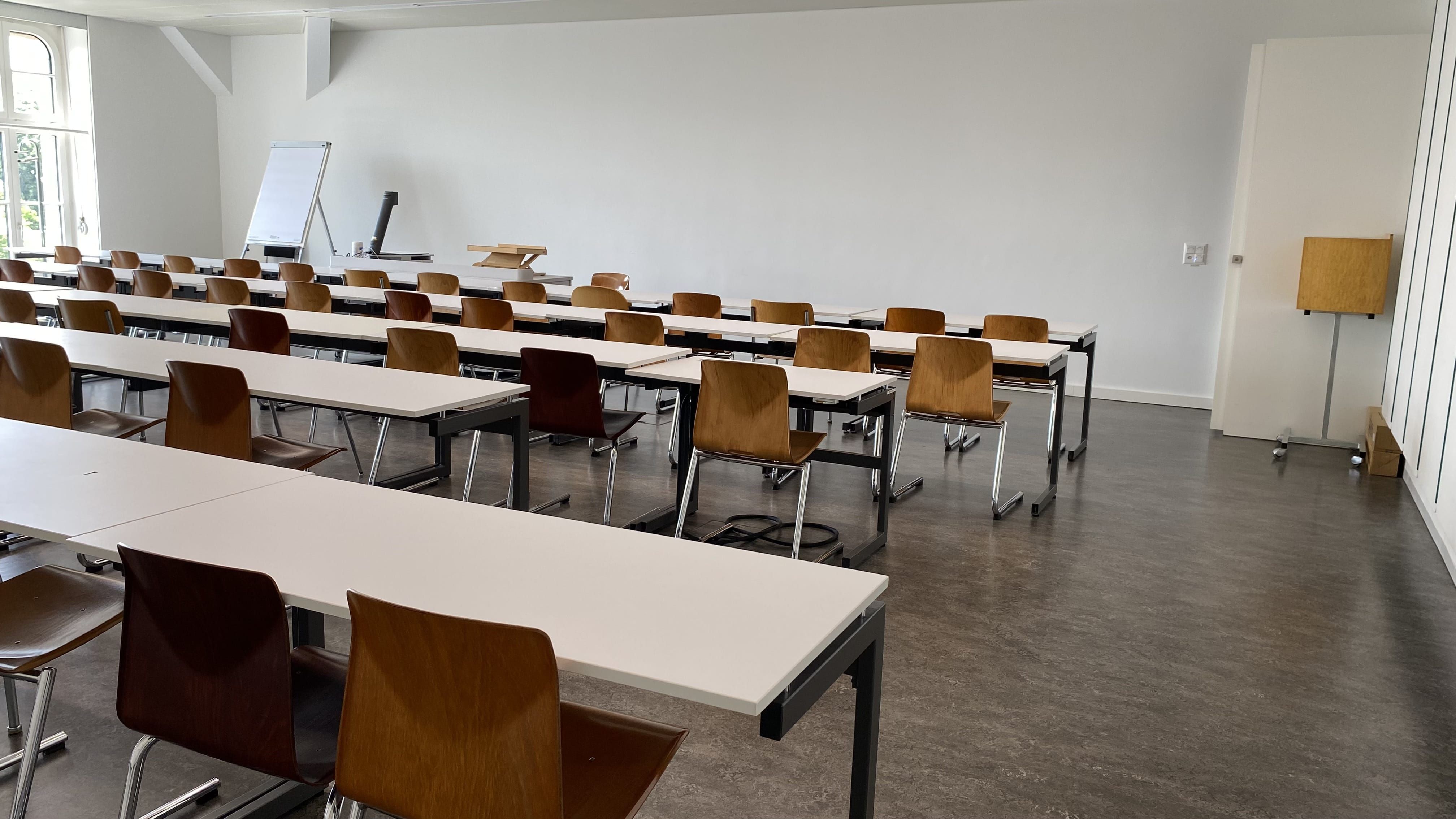 Seminarraum RAI-J-031: Ansicht auf den Raum von der Eingangstüre aus.