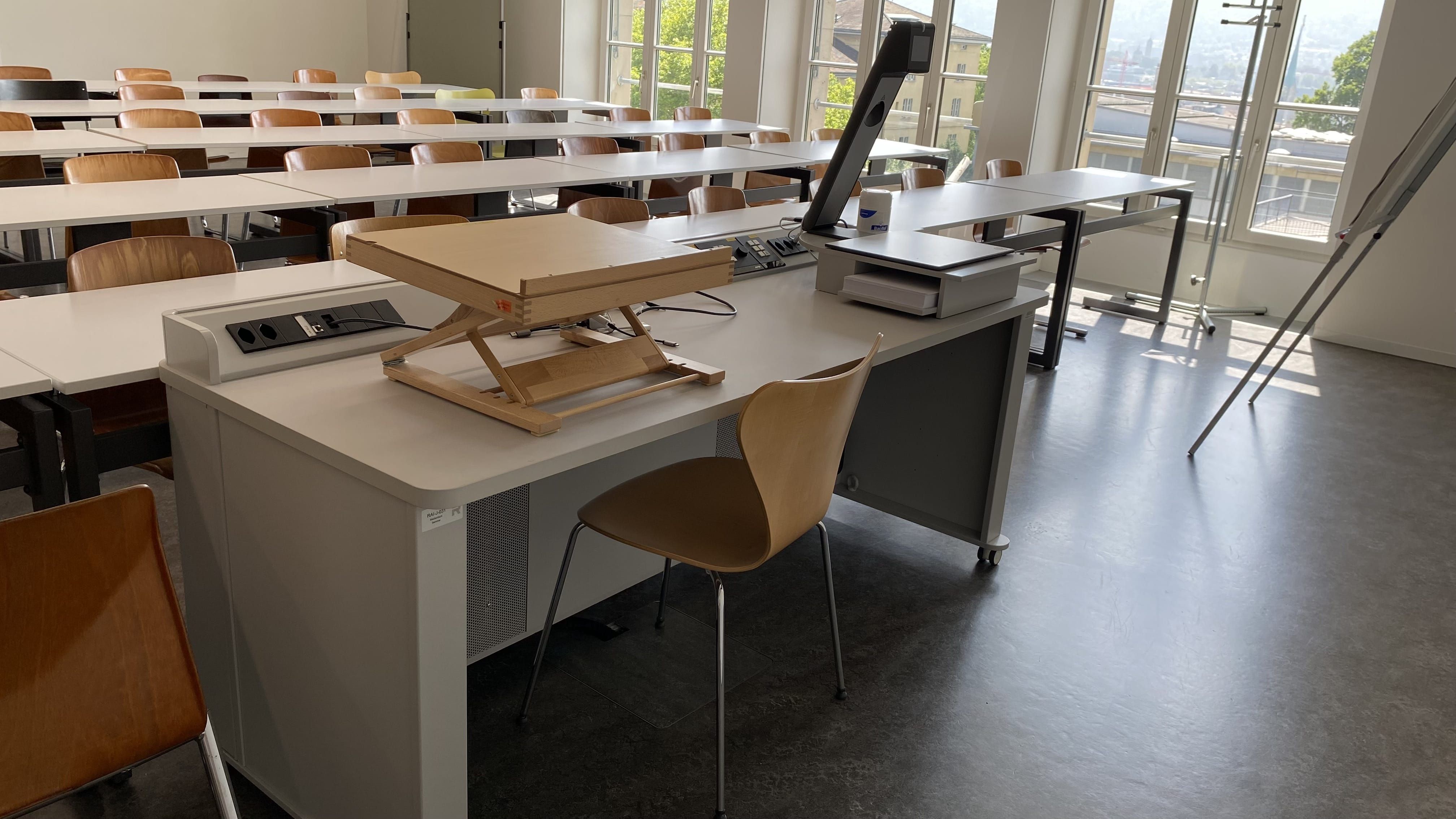 Seminarraum RAI-J-031: Ansicht auf das Dozierendepult.