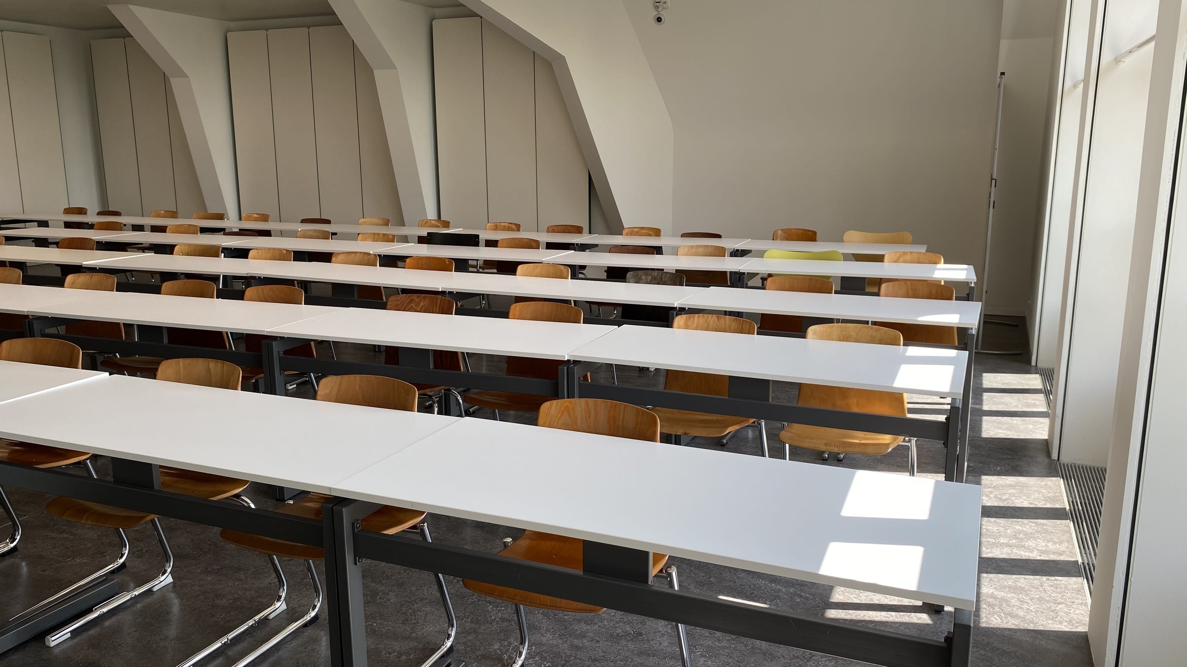 Seminarraum RAI-J-031: Ansicht auf den Raum von der gegenüberliegenden Seite der Eingangstür aus.