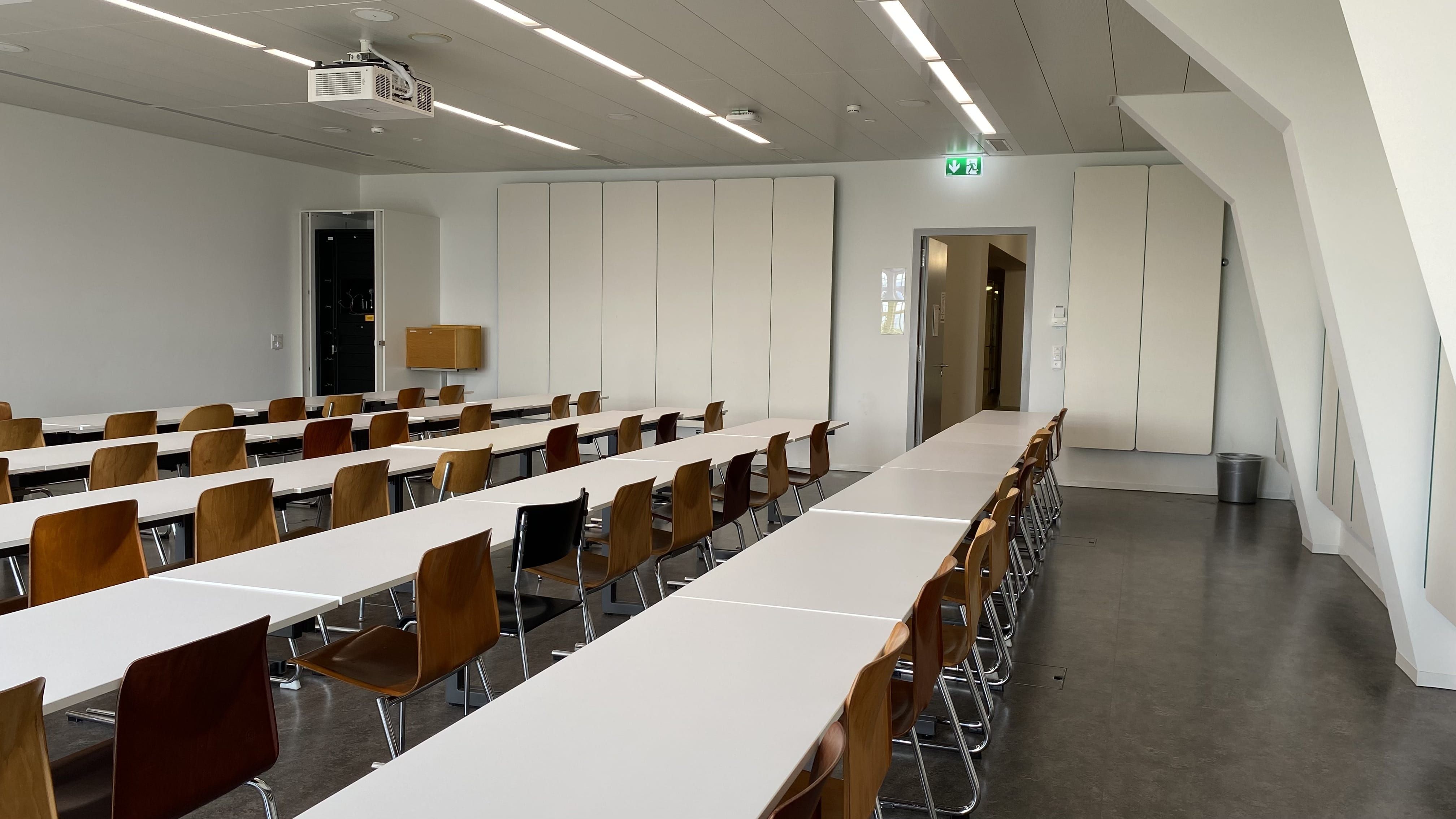 Seminarraum RAI-J-031: Ansicht zur Eingangstür hin.