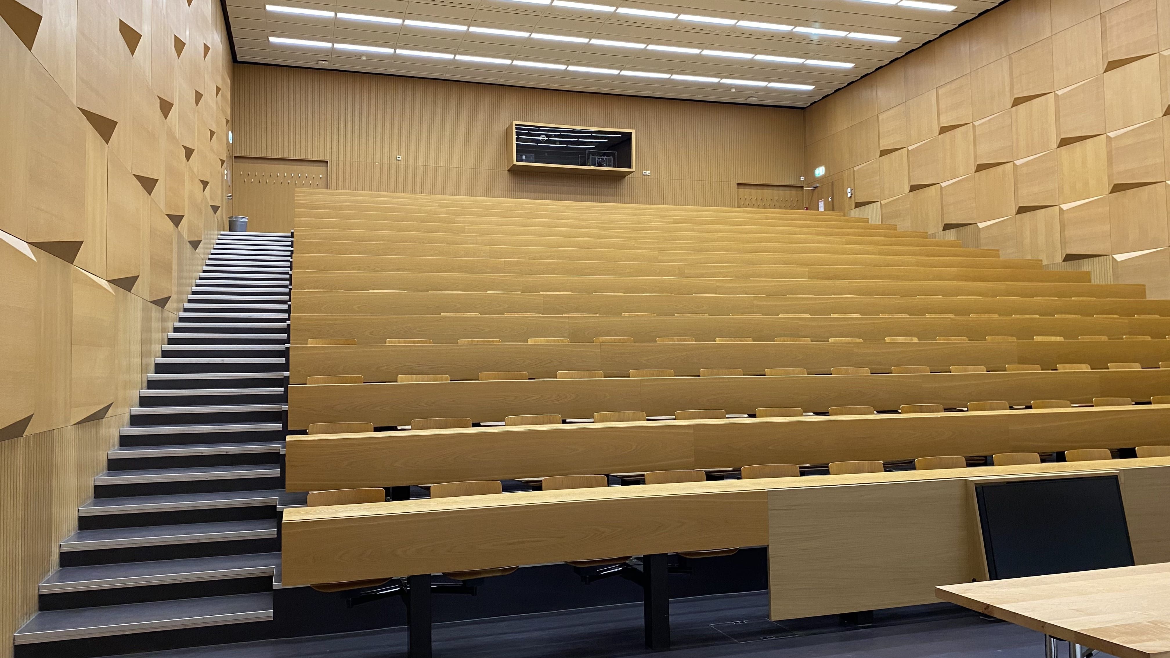 Hörsaal HAH-E-11: Ansicht des Raumes von der linken unteren Eingangstüre aus.