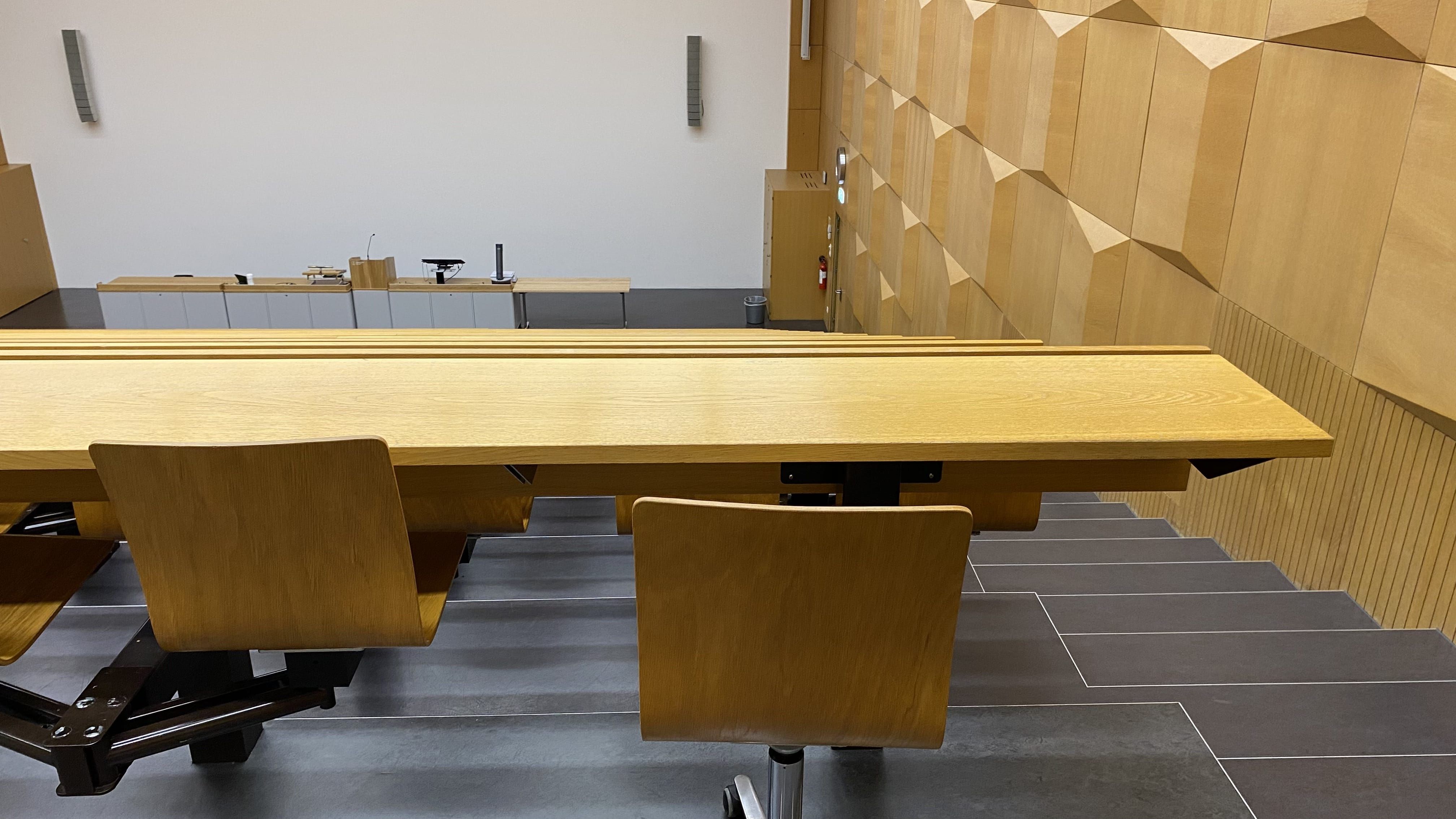 Hörsaal HAH-E-11: Der vierte von vier Plätzen ohne fixe Bestuhlung in der obersten Reihe. Dieser Platz befindet sich ganz aussen rechts.