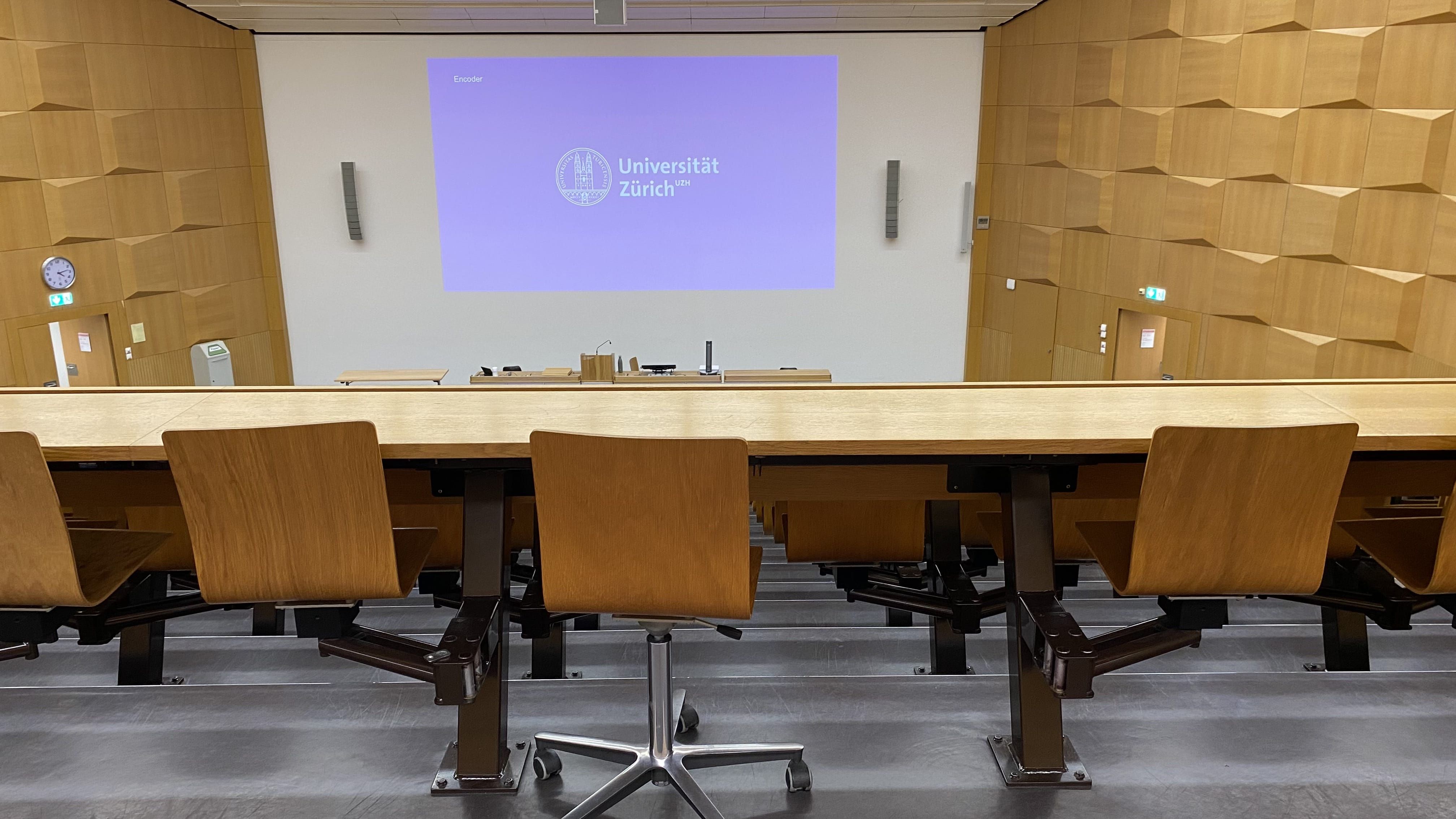 Hörsaal HAH-E-03: Ansicht auf einen zweiten Tisch ohne fixe Bestuhlung in der obersten Reihe in der Mitte.