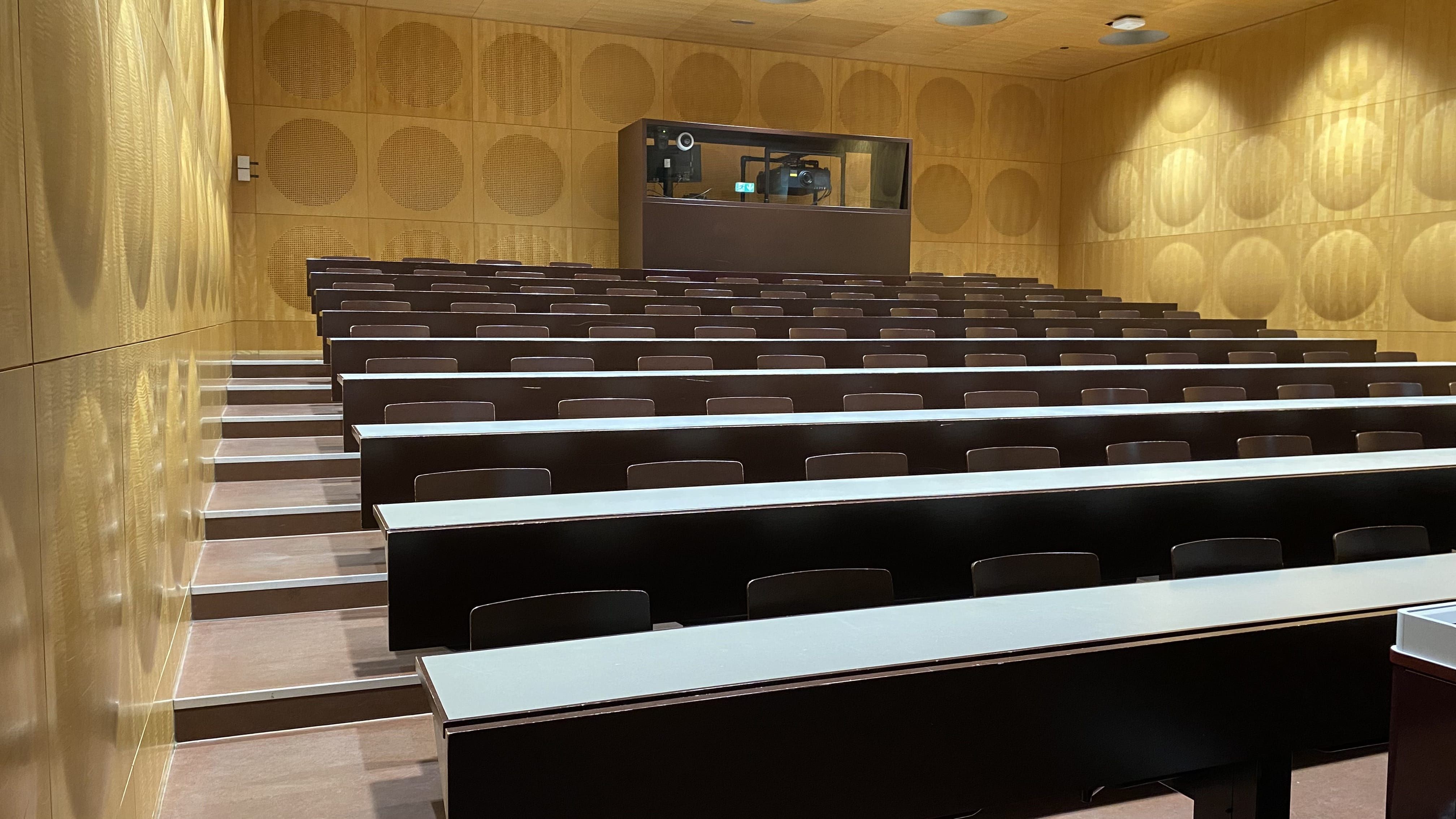 Hörsaal HAH-F-01: Ansicht auf den Raum von der linken Eingangstüre aus.
