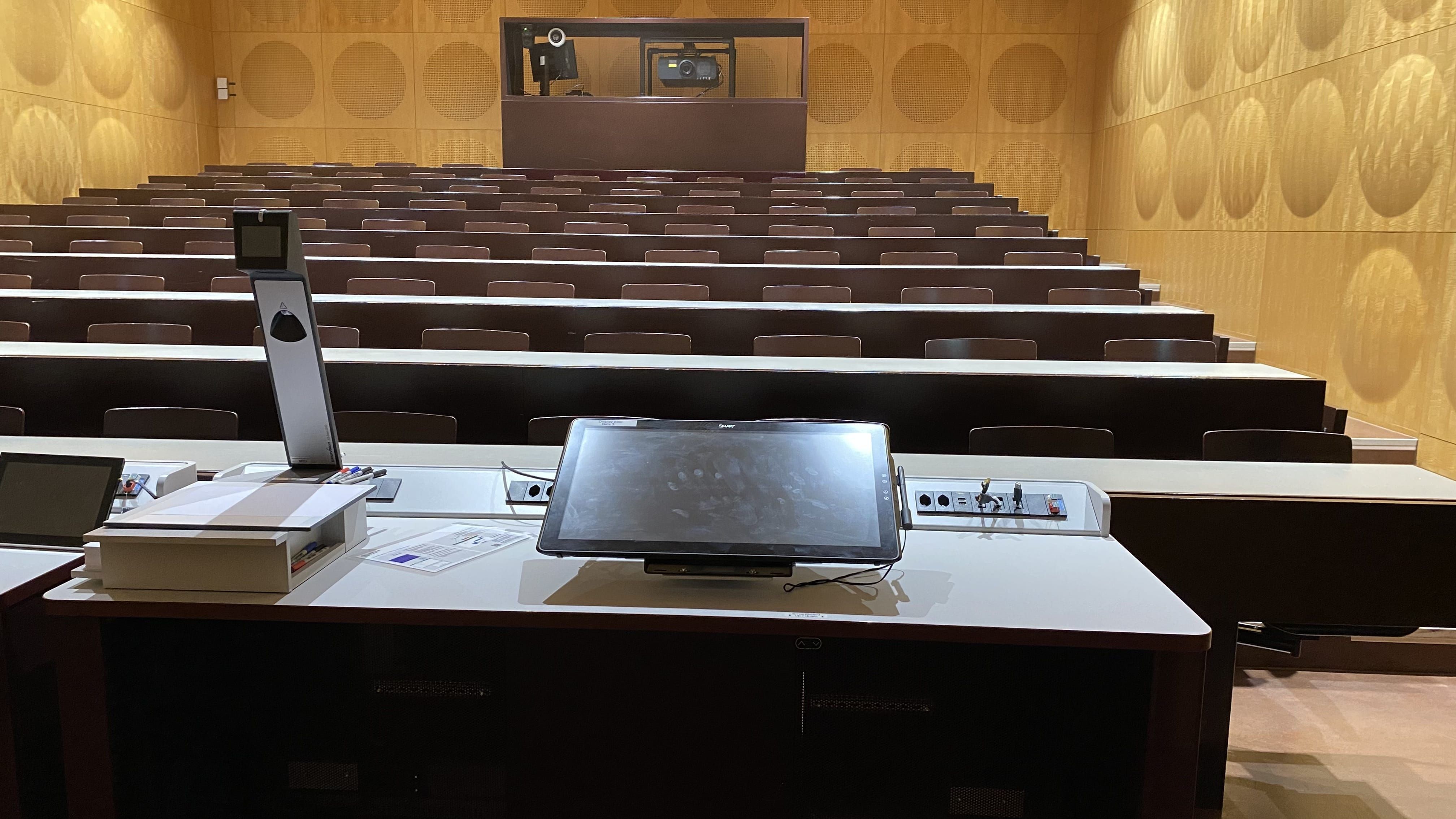 Hörsaal HAH-F-01: Blick auf das rechte Dozierendenpult.