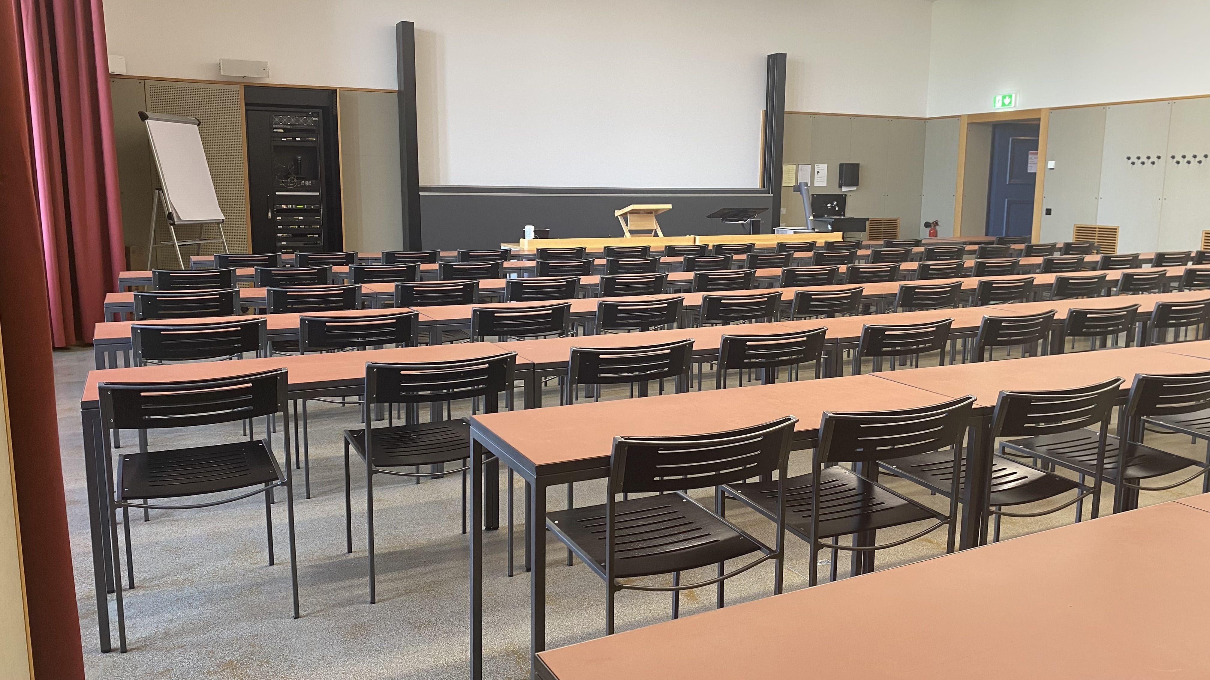 Hörsaal KOL-E-18: Ansicht auf dem Raum zum Dozierendenpult hin.