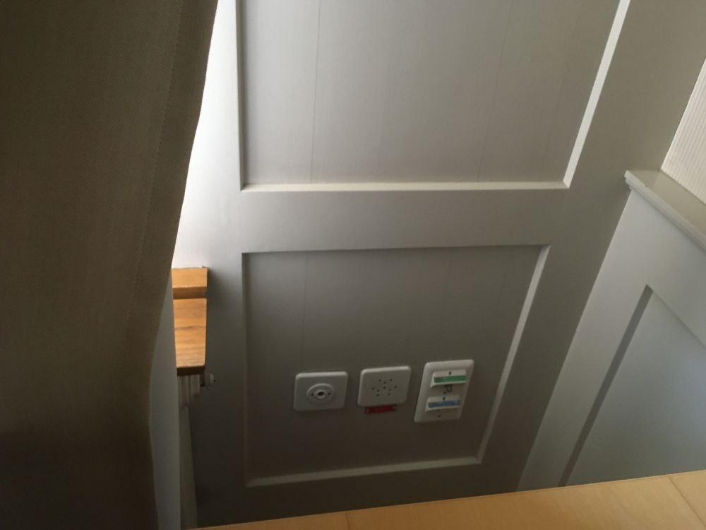 Sitzungsraum SOG-B-07: Steckdose unter der Fensterfront.