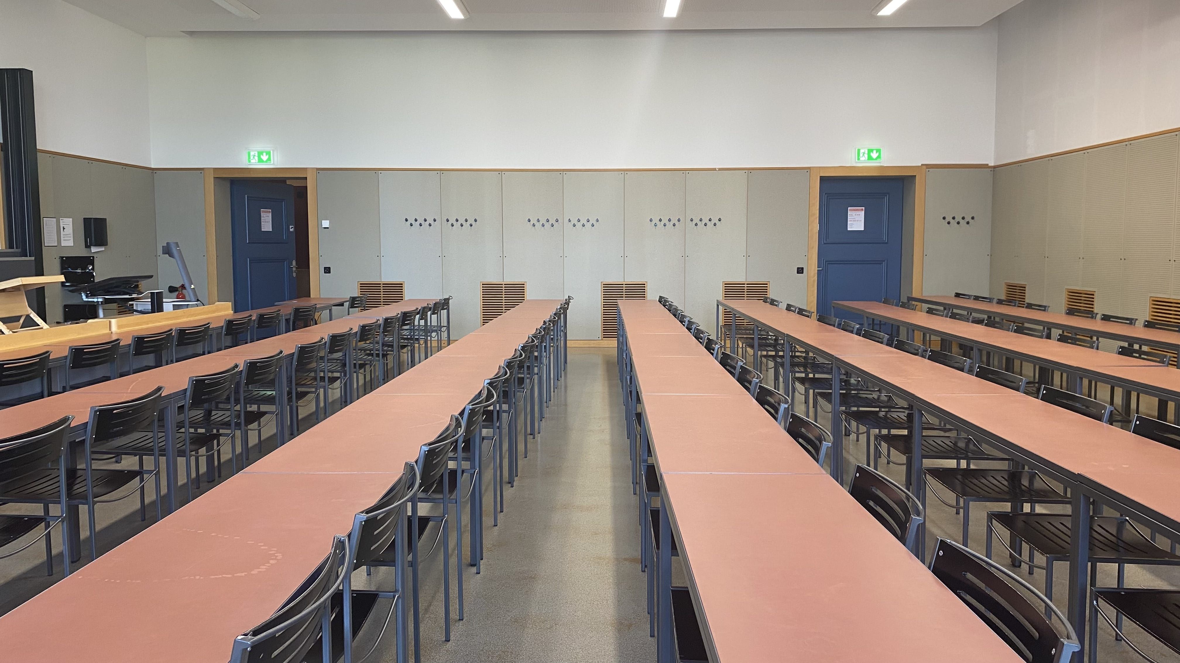 Hörsaal KOL-E-18: Ansicht auf die beiden Eingangstüren links und rechts.