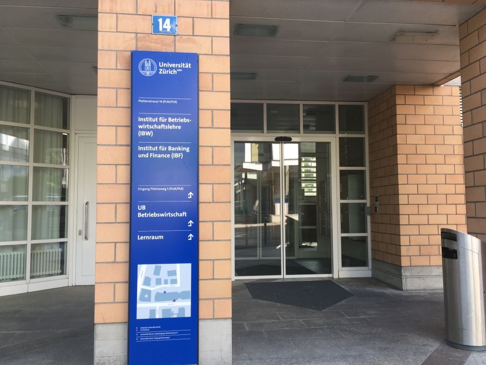 Gebäude PLR: Haupteingang PLM und PLR.
