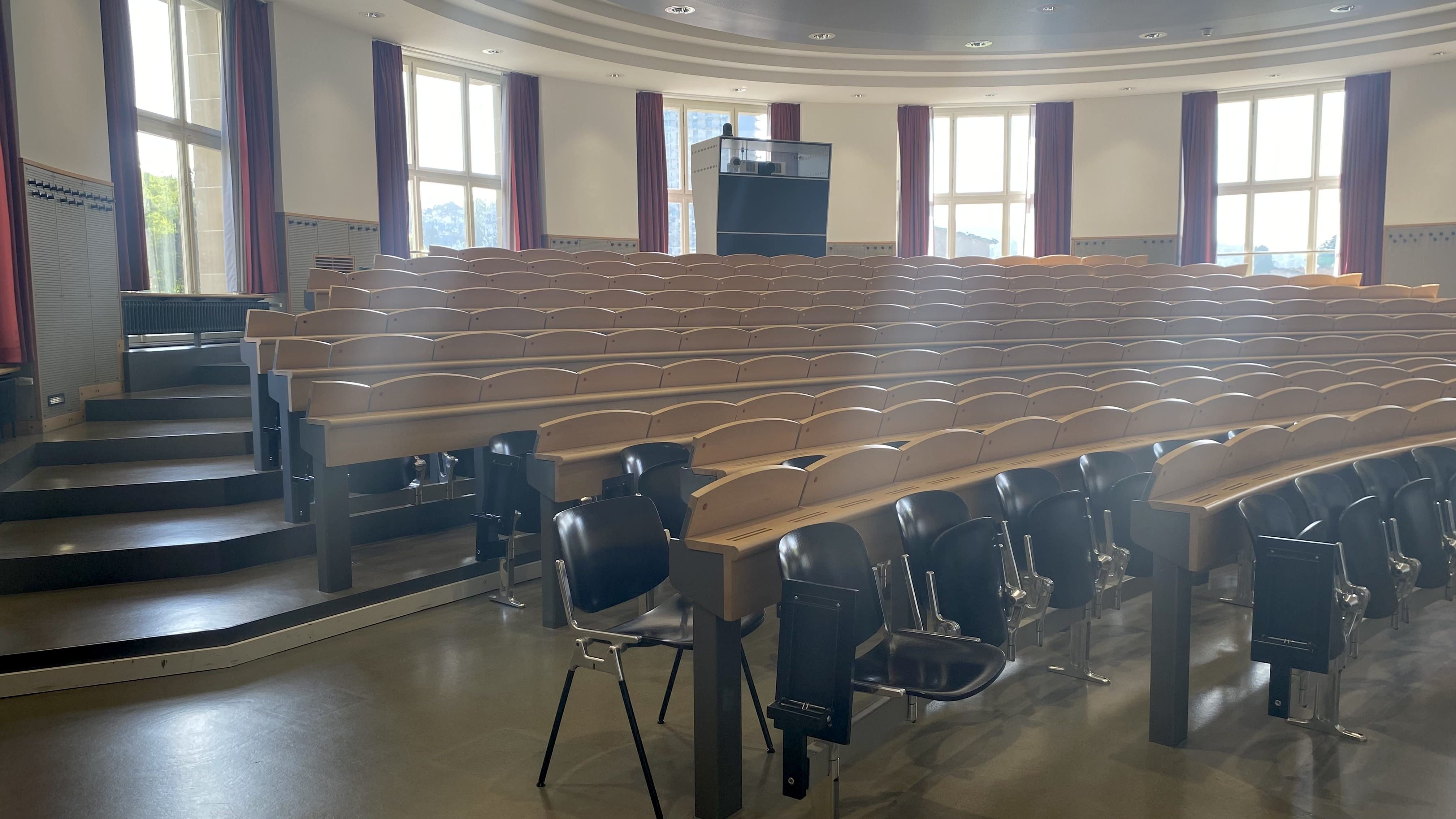 Hörsaal KOL-F-101: Ansicht auf den Saal von der linken Eingangstür aus.