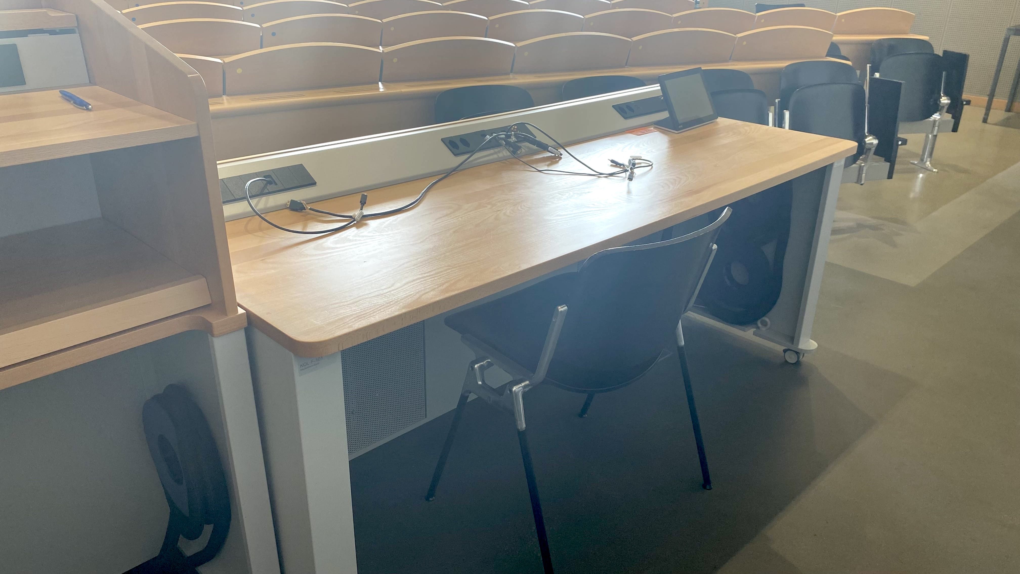 Hörsaal KOL-F-101: Ansicht auf das Dozierendenpult.