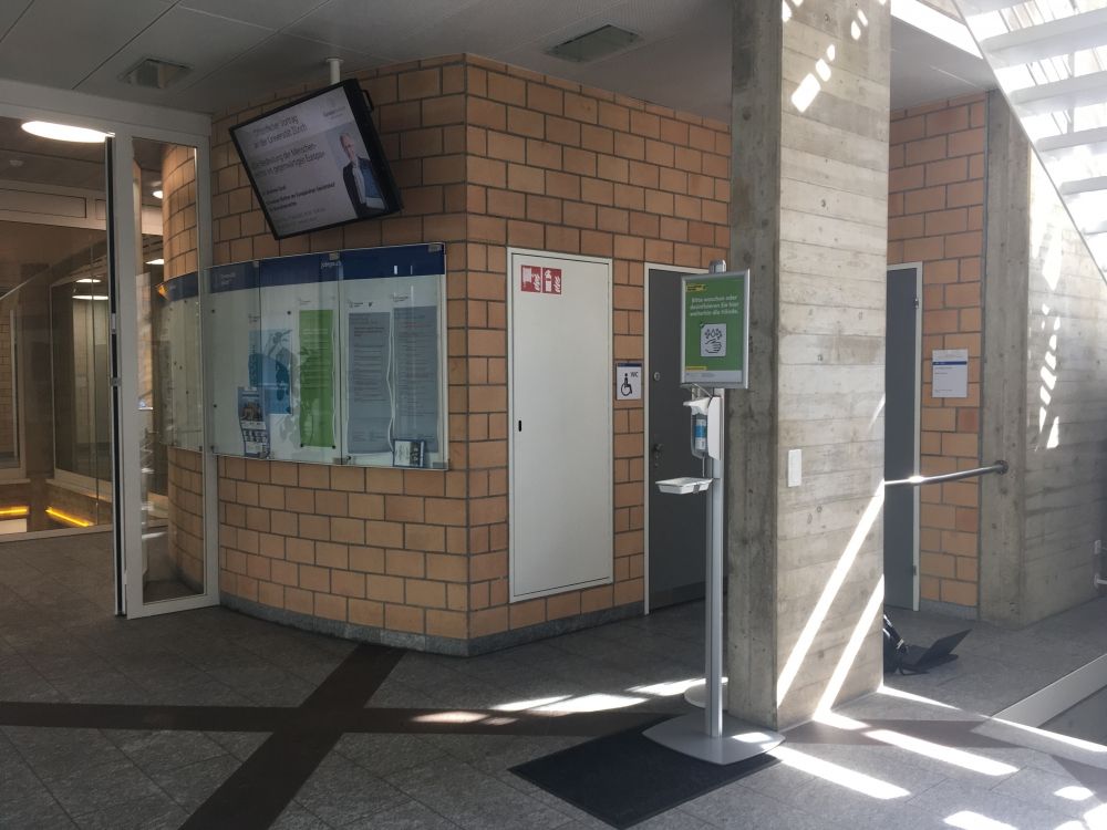 Rollstuhl-WC PLM-E-16: Eingangsbereich mit Sicht auf das Rollstuhl-WC.