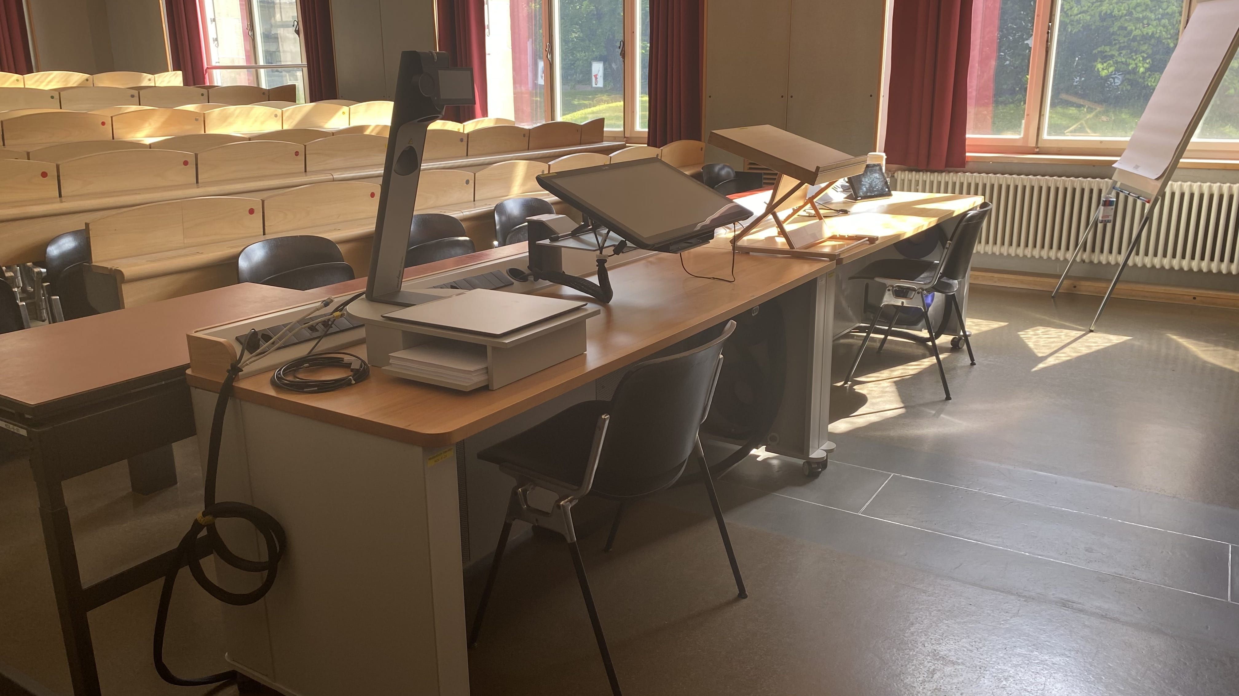 Hörsaal KOL-E-21: Ansicht auf das Dozierendenpult.