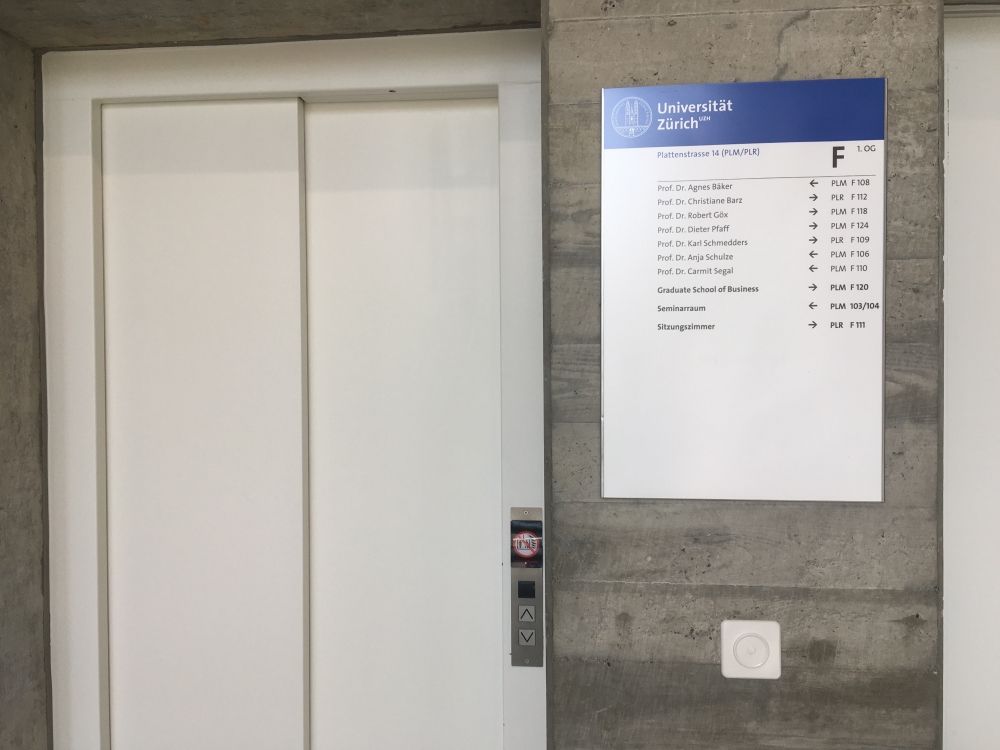 PLM, Lift: Lifttüre im Stockwerk F.