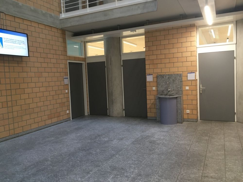 Seminarraum PLM-F-103: Rechts vom Brunnen: Eingangstür PLM-F-103
Links vom Brunnen: Eingangstür PLM-F-104.
