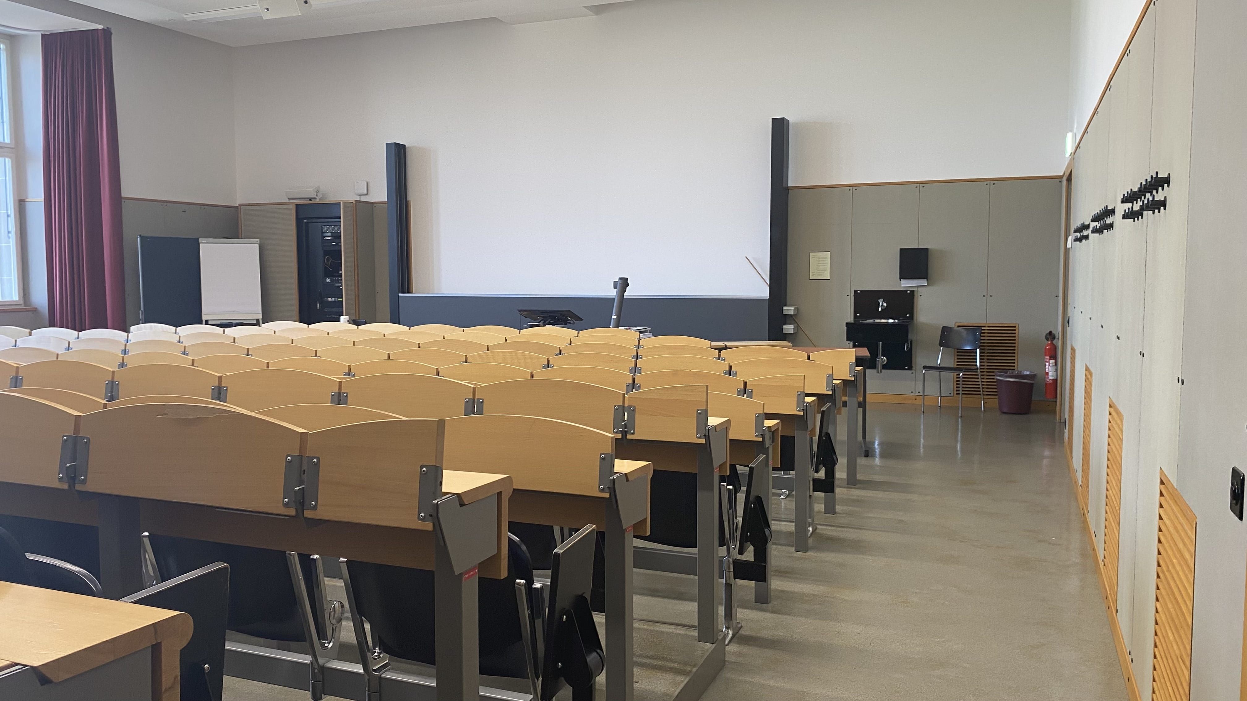 Hörsaal KOL-F-117: Ansicht auf den Raum von der rechten Eingangstüre aus.