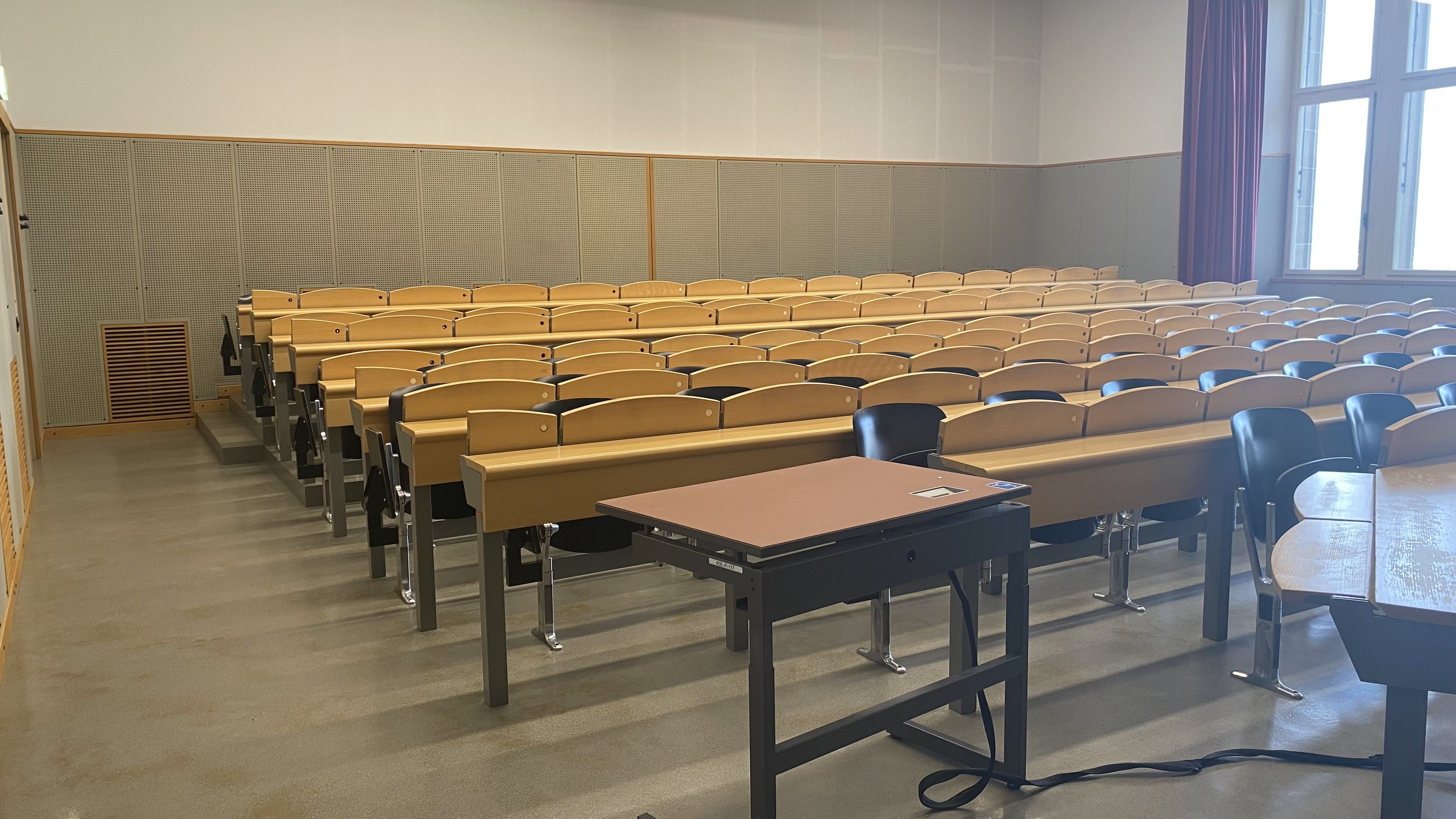 Hörsaal KOL-F-117: Ansicht auf den Raum von der rechten Eingangstür aus.
