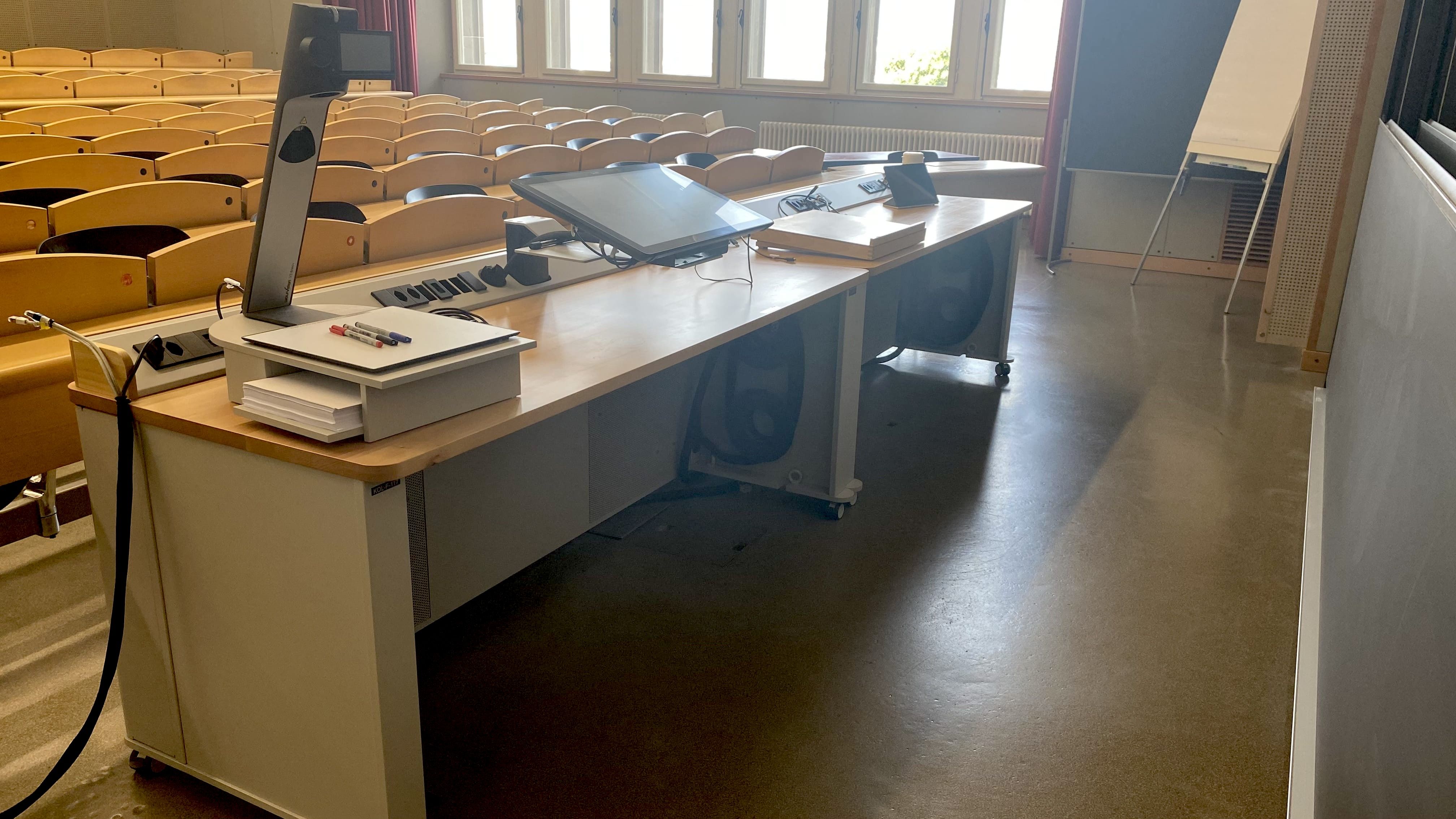 Hörsaal KOL-F-117: Ansicht auf das Dozierendenpult.