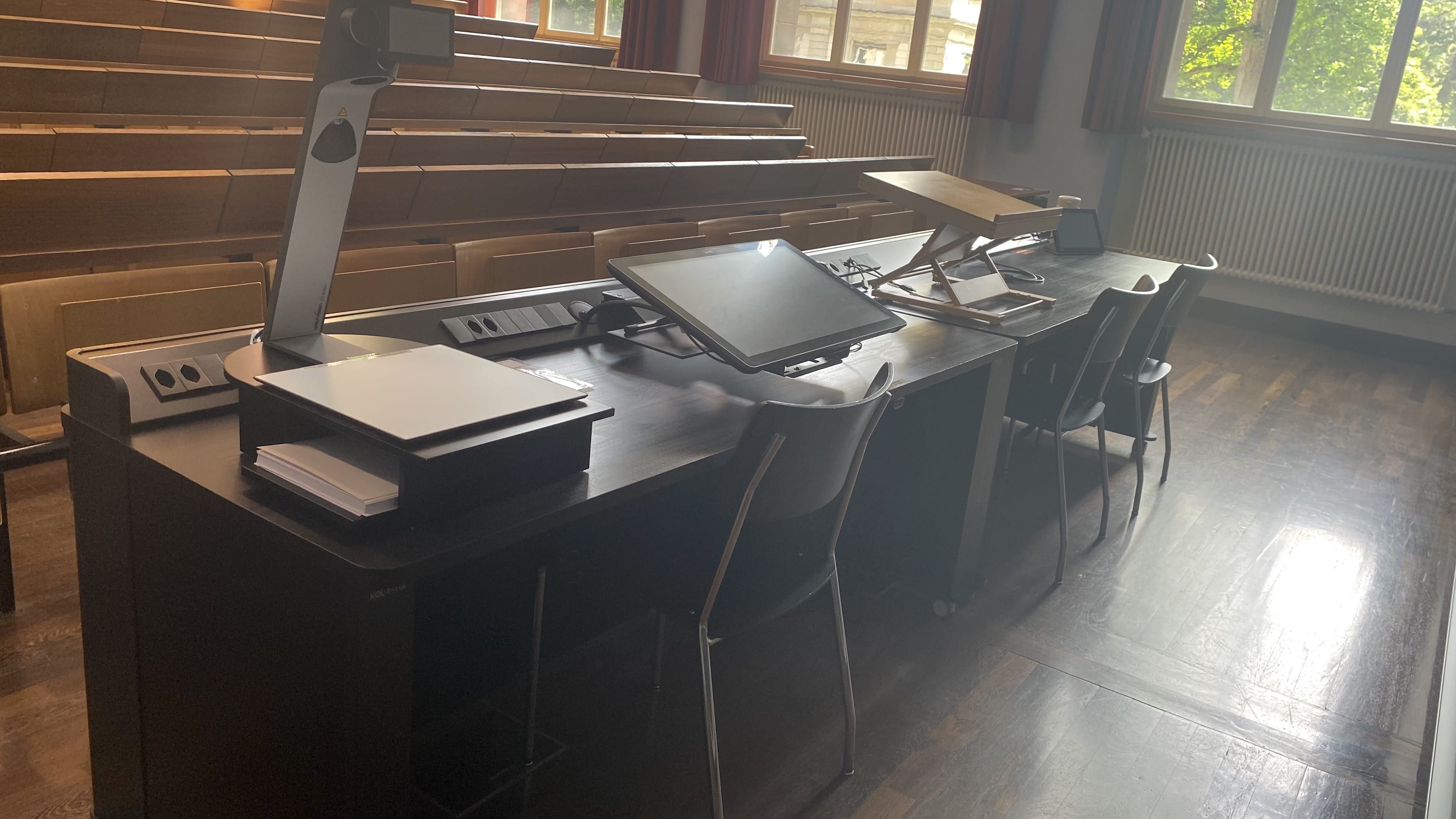 Hörsaal KOL-F-118: Ansicht auf das Dozierendenpult.