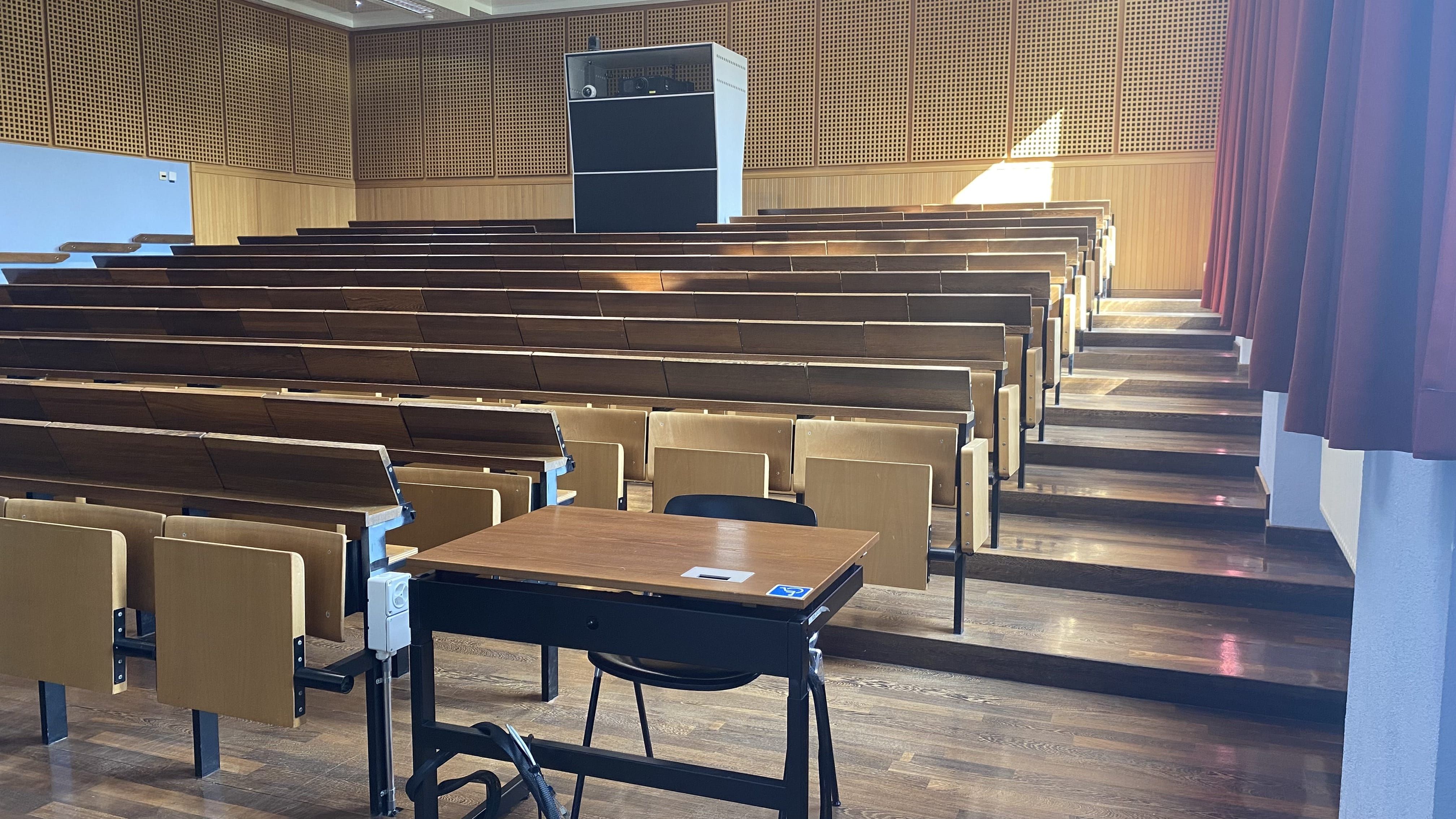 Hörsaal KOL-F-118: Ansicht auf die rechten, schmaleren Stufen des Raumes. Diese Stufen sind nicht mit Orientierungshilfen markiert.