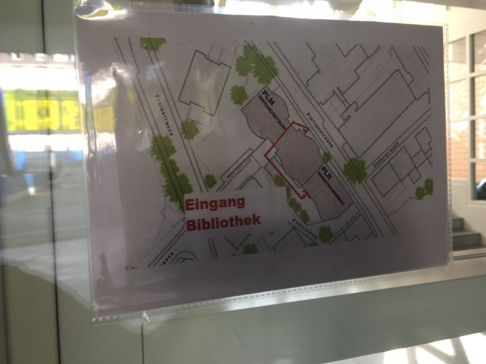Gebäude PLR: Lageplan der Eingänge mit Standort Haupteingang. Mit dem Rücken vor dem Haupteingang im Uhrzeigersinn um das Gebäude laufen, um den Eingang zur Bibliothek und zum Lernraum zu erreichen.