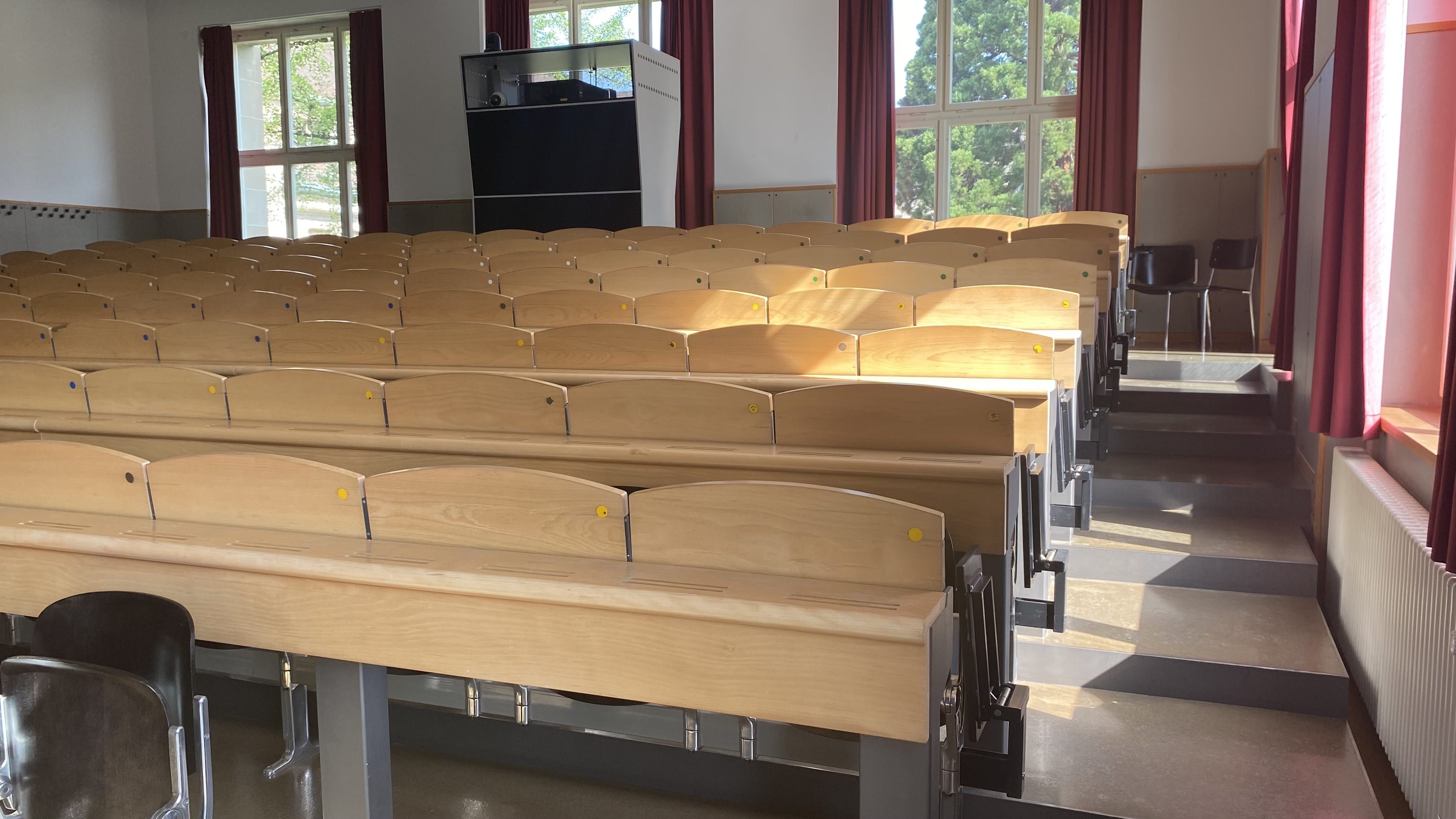 Hörsaal KOL-F-121: Ansicht auf die rechte Seite des Raumes. Die schmalen Stufen sind nicht mit Orientierungshilfen markiert.