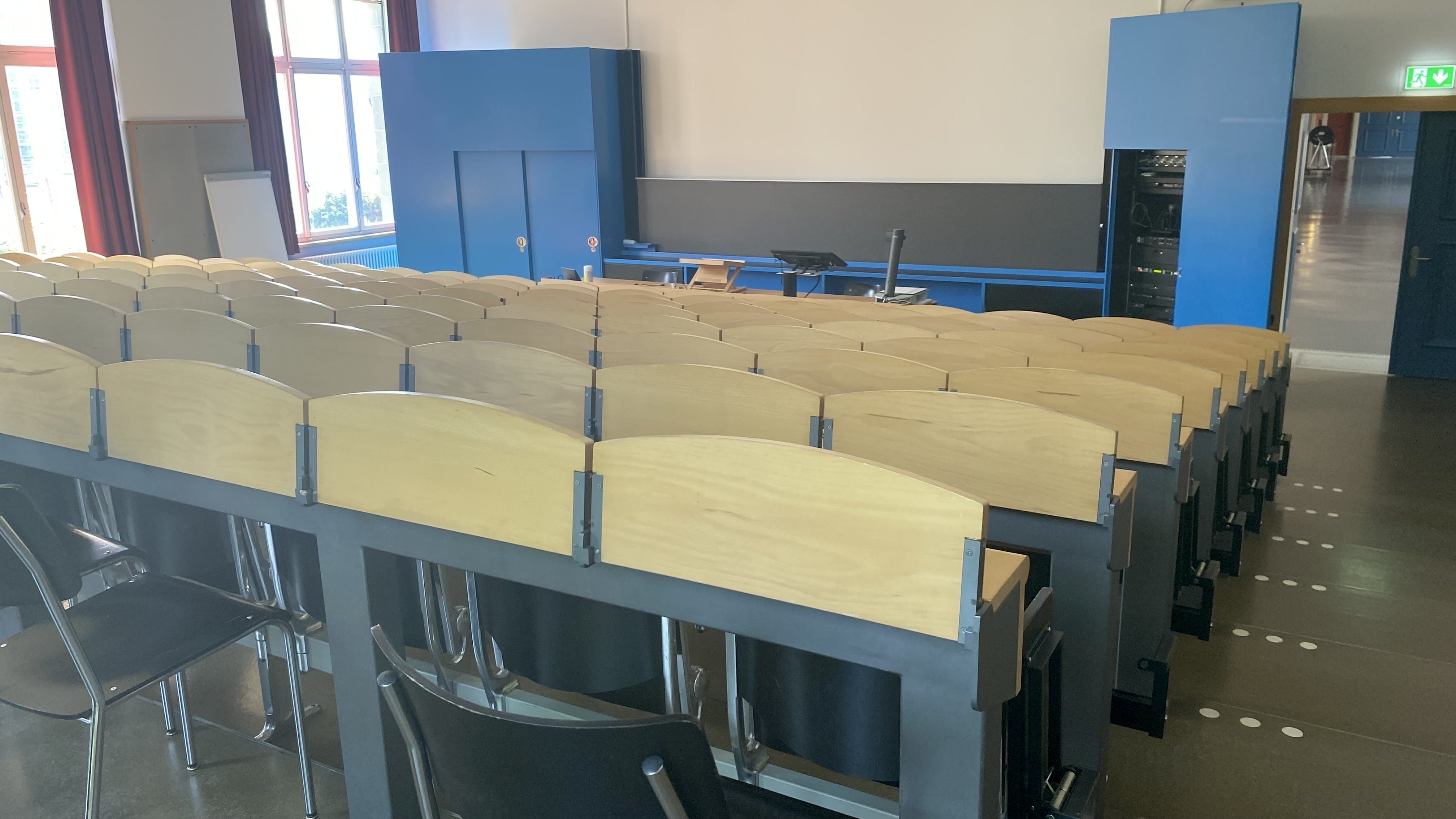 Hörsaal KOL-F-121: Ansicht zum Dozierendenpult hin. Die Eingangstür befindet sich rechts im Bild.