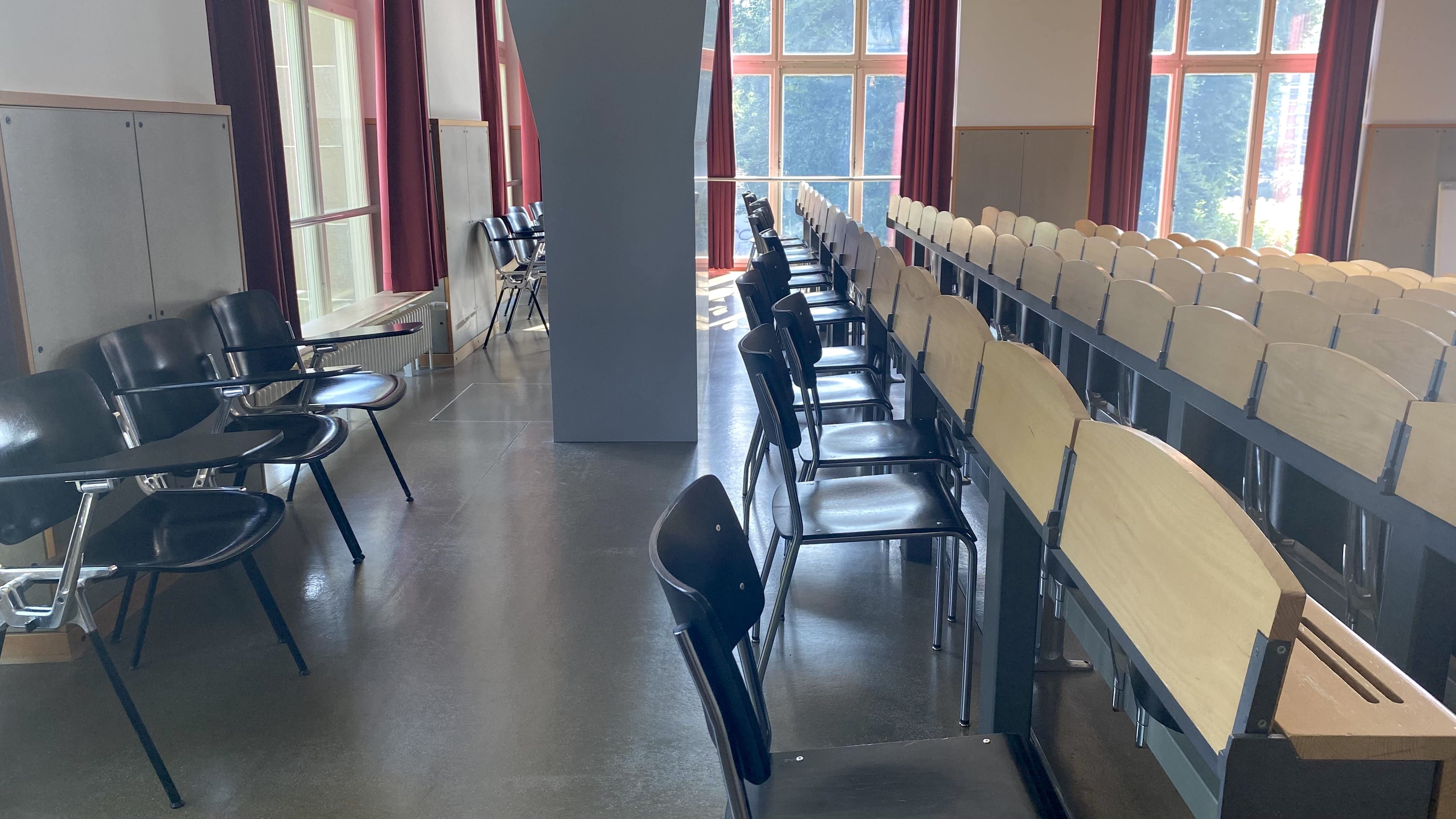 Hörsaal KOL-F-121: Ansicht auf die hinterste Sitzreihe ohne fixe Bestuhlung.