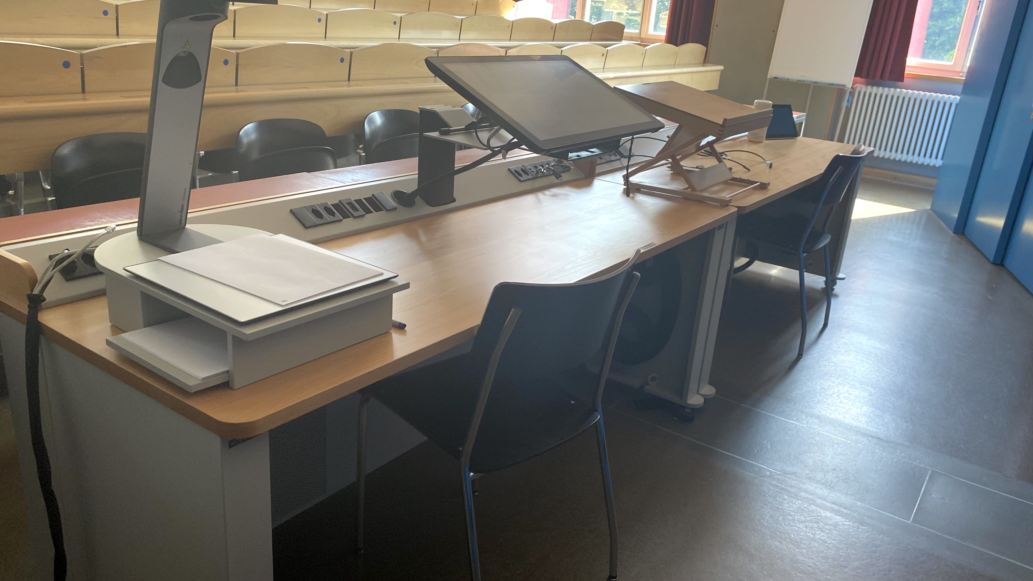 Hörsaal KOL-F-121: Ansicht auf das Dozierendenpult.