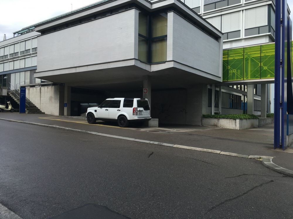 Gebäude PLR: Haltemöglichkeit für Fahrzeuge gegenüber des Gebäudes PLR und PLM.